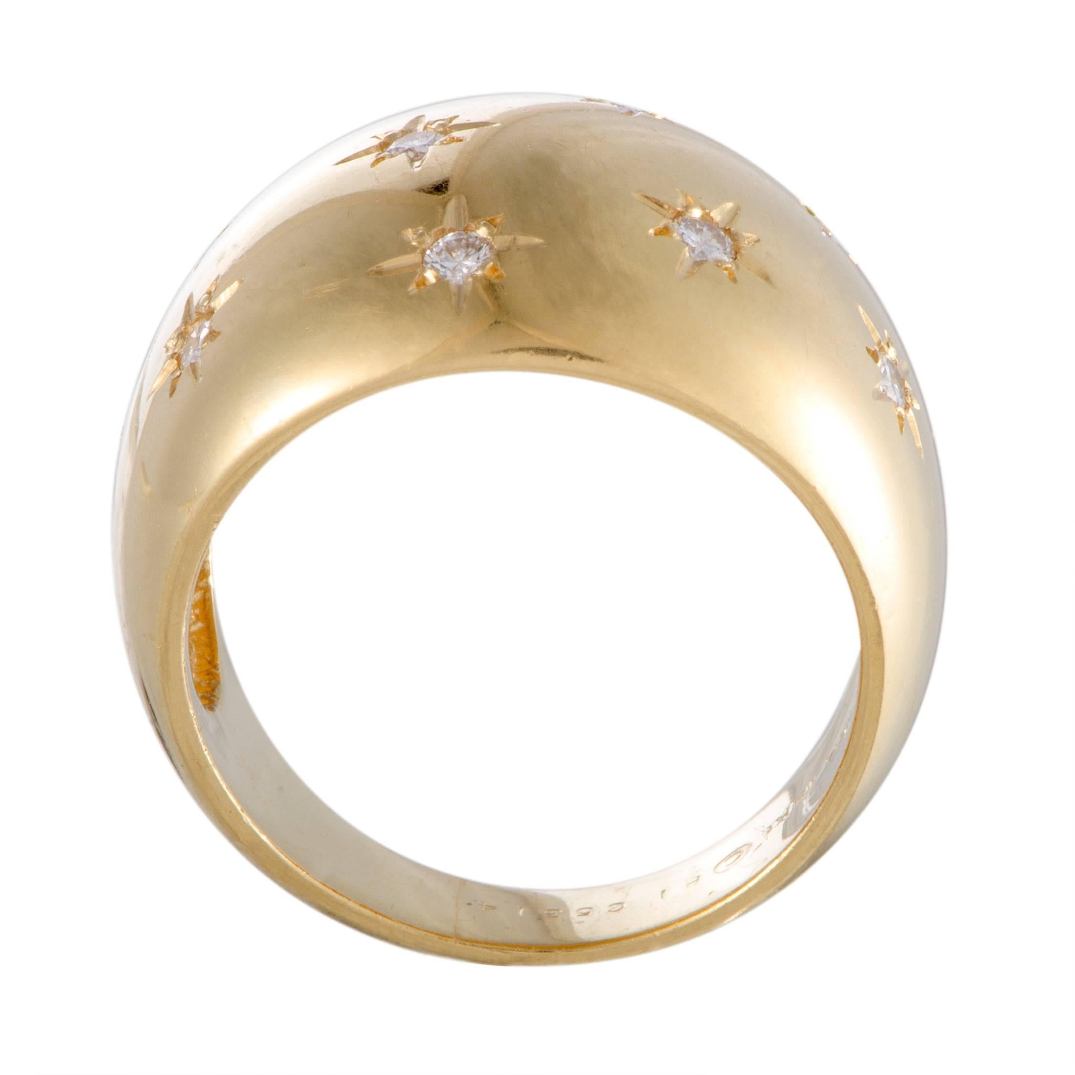 This superb ring from Van Cleef & Arpels will add a sublime touch of prestigious extravagance to your look thanks to its wonderfully elegant design and lustrous diamond décor. The ring is made of 18K yellow gold and weighs 8.9 grams.
Ring Top