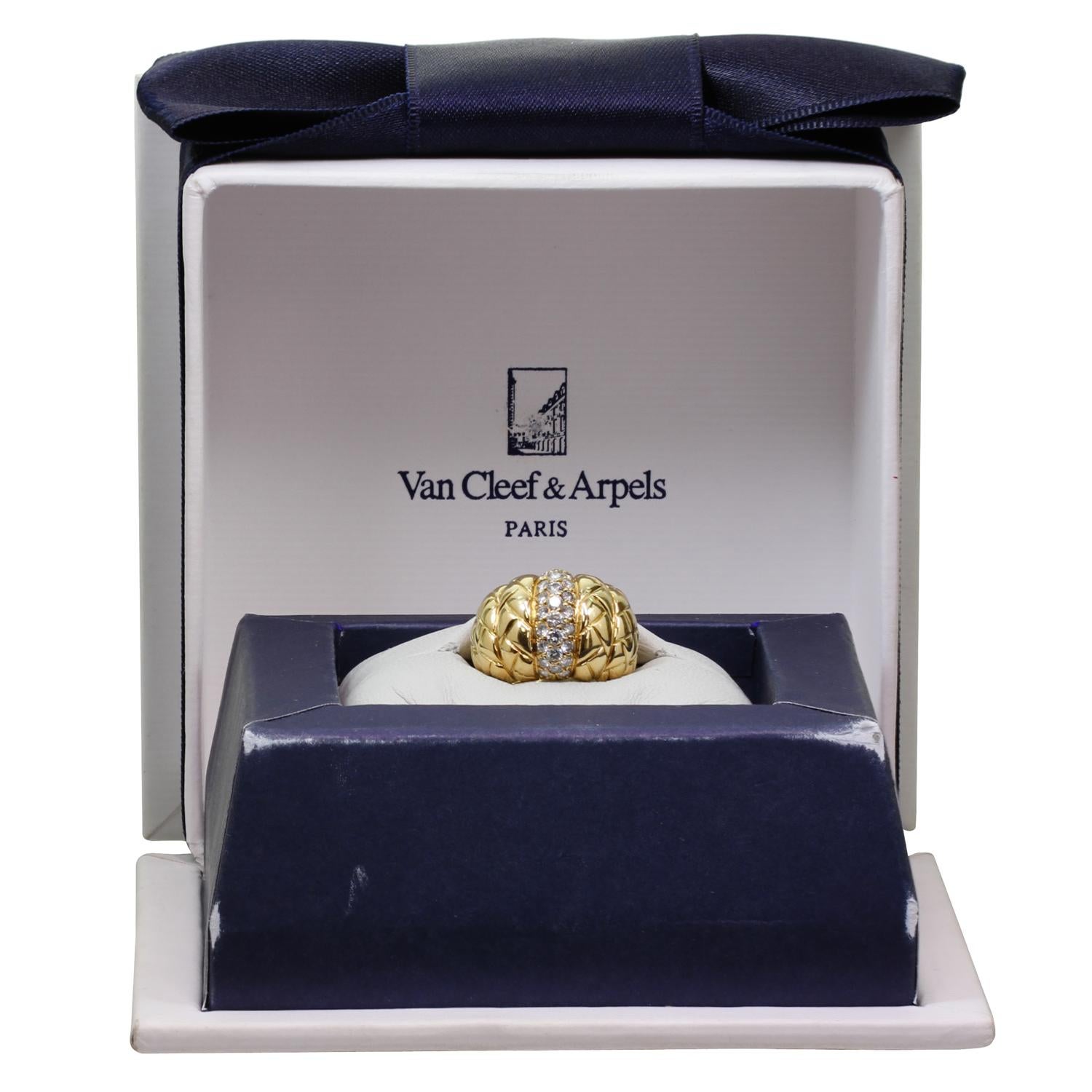 Dieser wunderschöne, authentische Ring von Van Cleef & Arpels ist aus 18 Karat Gelbgold gefertigt und mit 26 runden Diamanten im Brillantschliff D-E-F VVS1-VVS2 mit einem geschätzten Gewicht von 0,75 Karat besetzt. Hergestellt in Frankreich in den