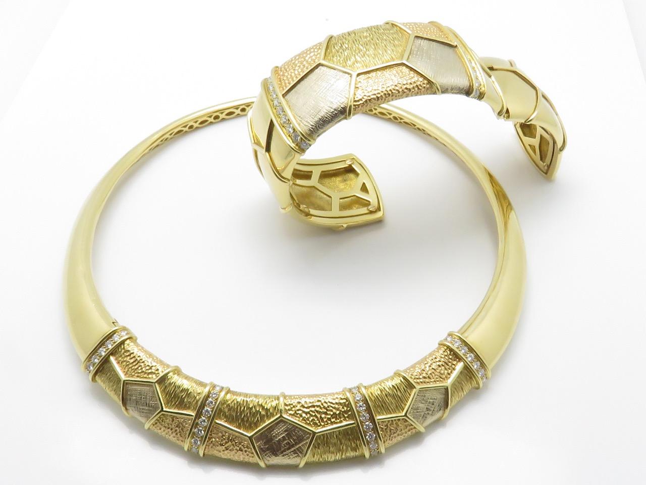 Set of necklace and large rigid bracelet made of different shades of 18k gold.
center parts have been mated into geometrical designs each separated by diamond lines.
Necklace and bracelet signed V C A 750
French assay marks.
Circa