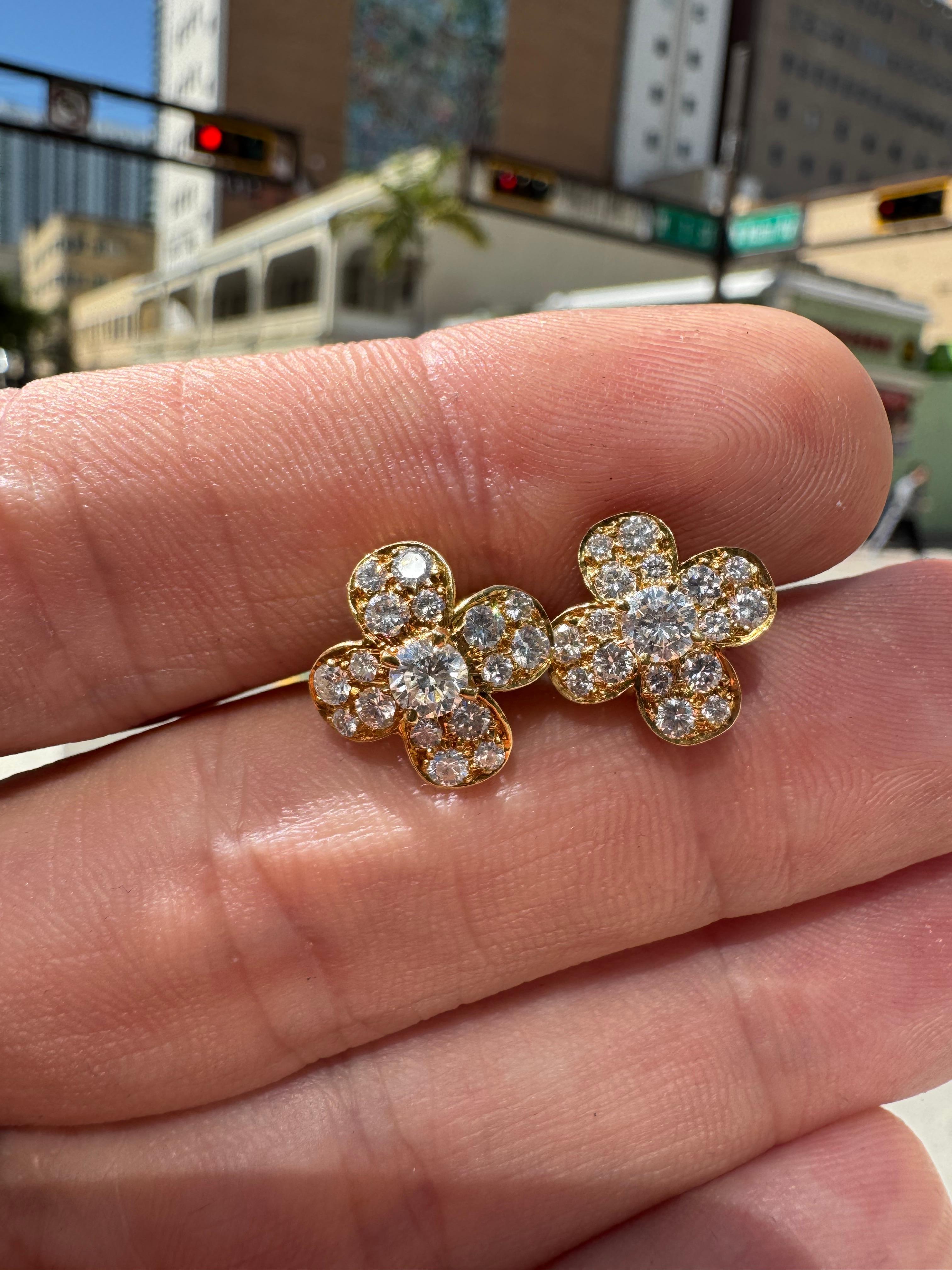 Une magnifique paire de boucles d'oreilles réalisée par le célèbre designer Van Cleef & Arpels. La paire est réalisée en or jaune 18 carats et présente un motif quadrilobe serti de diamants ronds de taille brillant de couleur E-F et de pureté VVS.