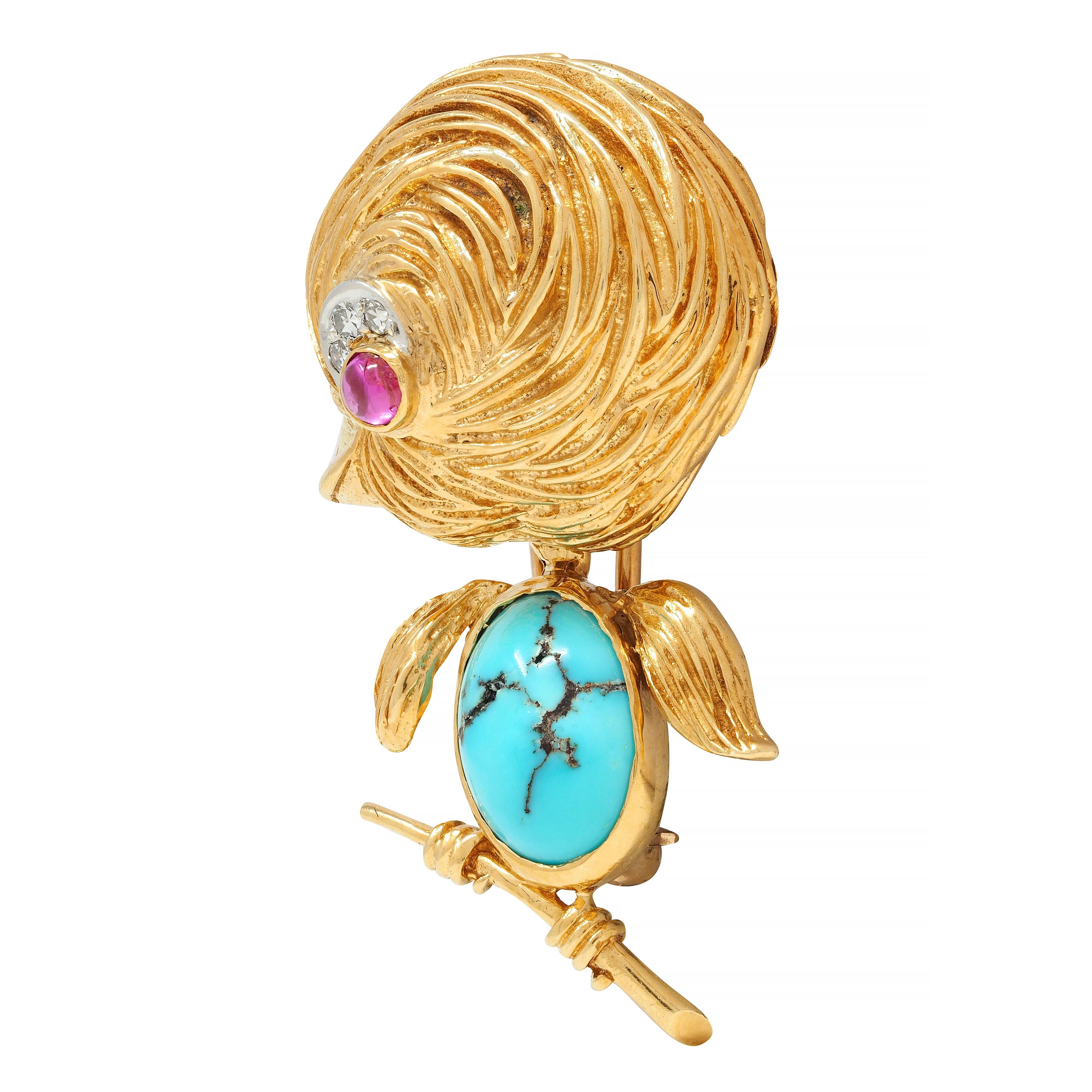El broche está diseñado como un estilizado pájaro caprichoso posado en una rama con rasgos de textura acanalada
Con un cuerpo de cabujón de turquesa de forma ovalada que mide 8,0 x 10,0 mm
Color azul claro opaco con sutil matriz negra - engastado en
