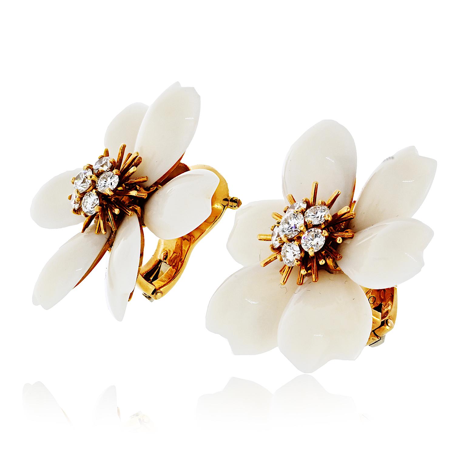 Moderne Van Cleef & Arpels Boucles d'oreilles Rose de Noël en or jaune Coral Rose et diamants en vente