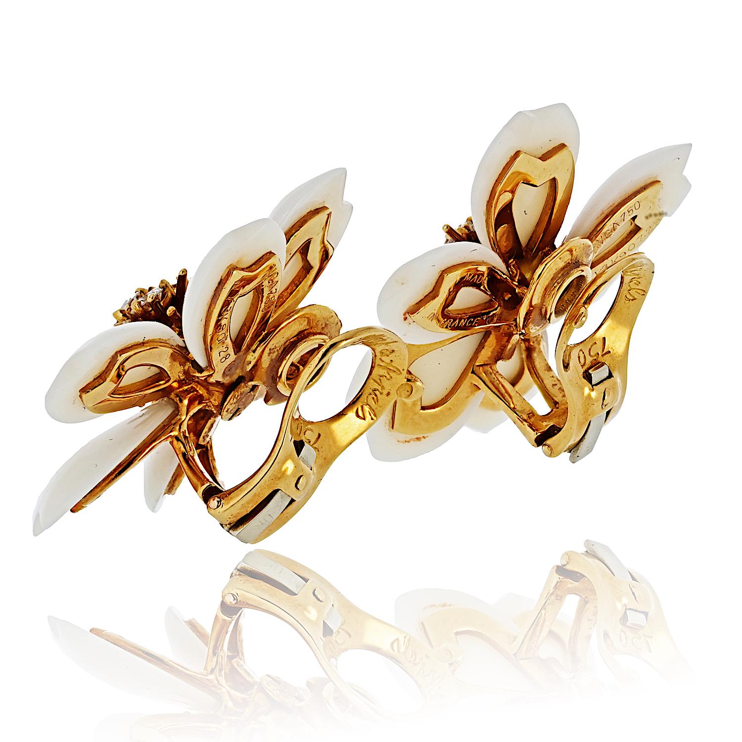 Taille ronde Van Cleef & Arpels Boucles d'oreilles Rose de Noël en or jaune Coral Rose et diamants en vente