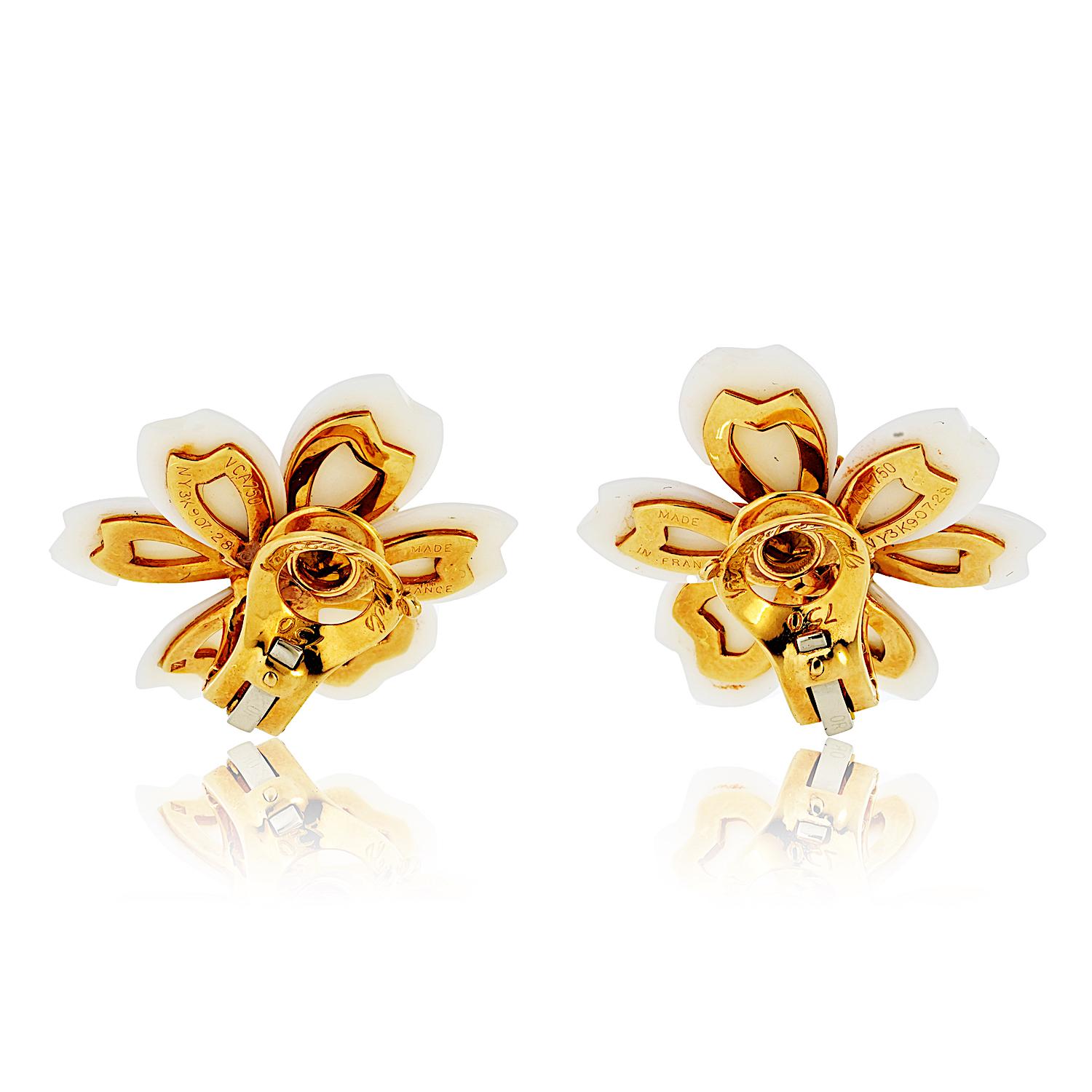 Van Cleef & Arpels Boucles d'oreilles Rose de Noël en or jaune Coral Rose et diamants Excellent état - En vente à New York, NY