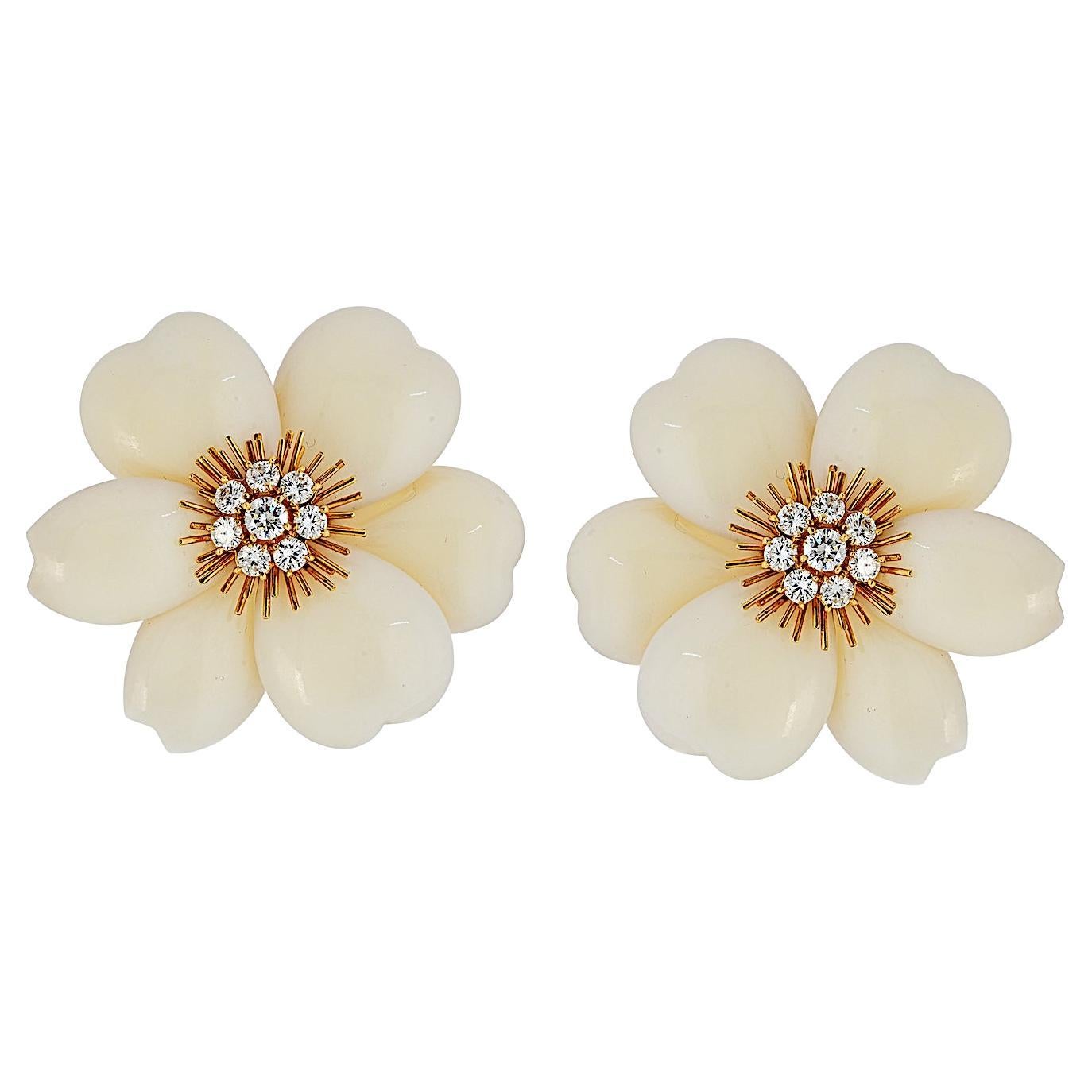 Van Cleef & Arpels - Orecchini in oro giallo con diamanti e corallo bianco - Rose De Noël
