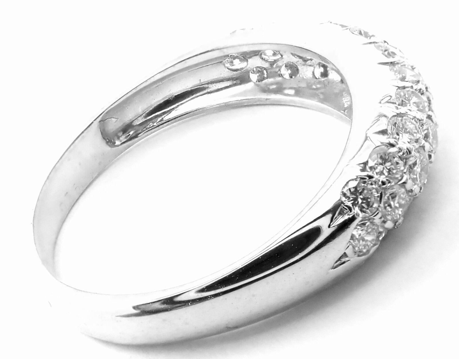 bague à anneau avec diamants en or blanc 18k de Van Cleef & Arpels.
Avec des diamants ronds de taille Brilliant VS1 clarté, couleur G poids total approximatif  3.04ct
Détails : 
Taille : 5 3/4
Largeur : 5mm
Poids : 2,7 grammes
Poinçons estampillés :