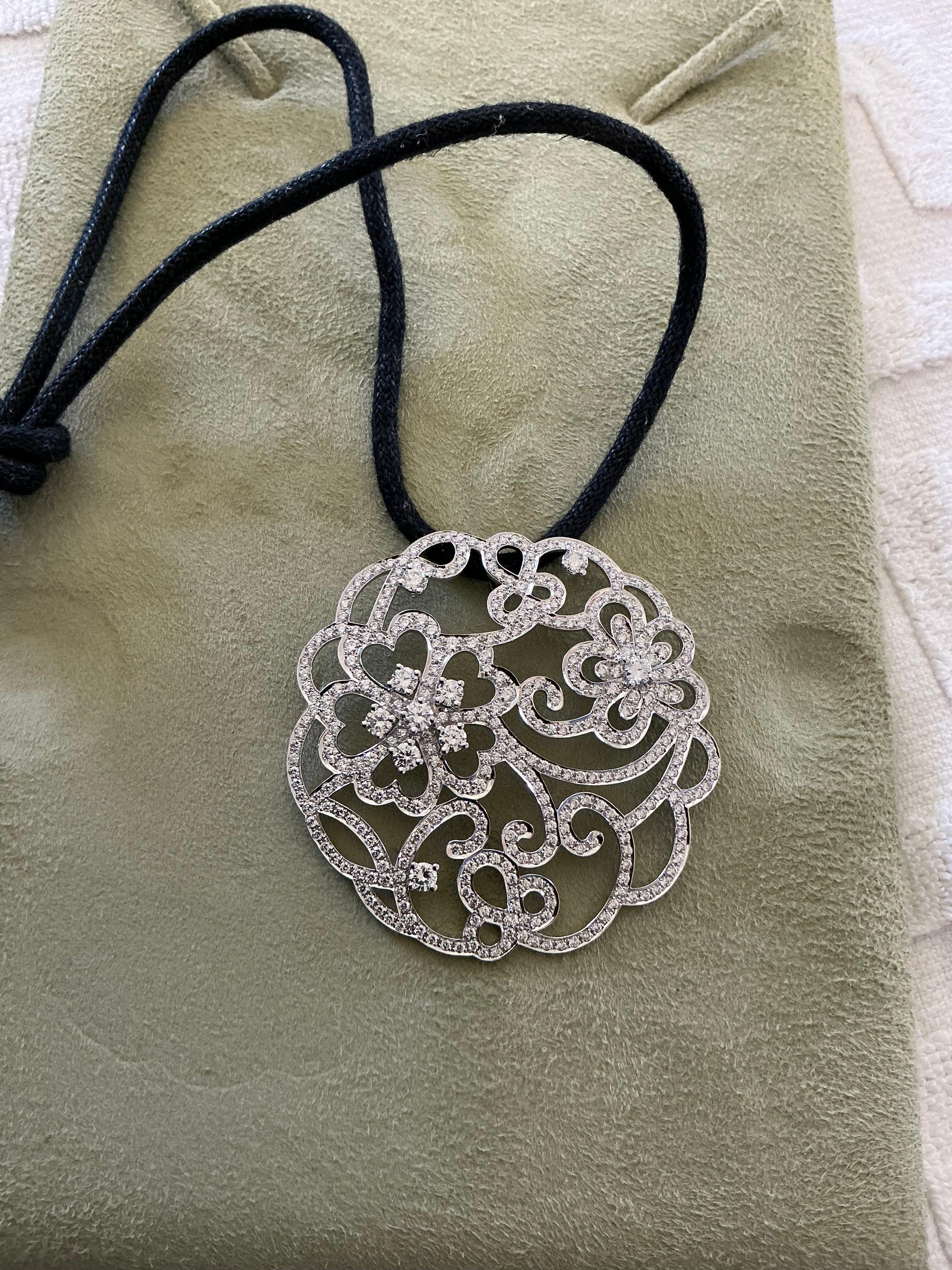 Van Cleef & Arpels Pendentif médaillon en or blanc avec diamants en vente 5