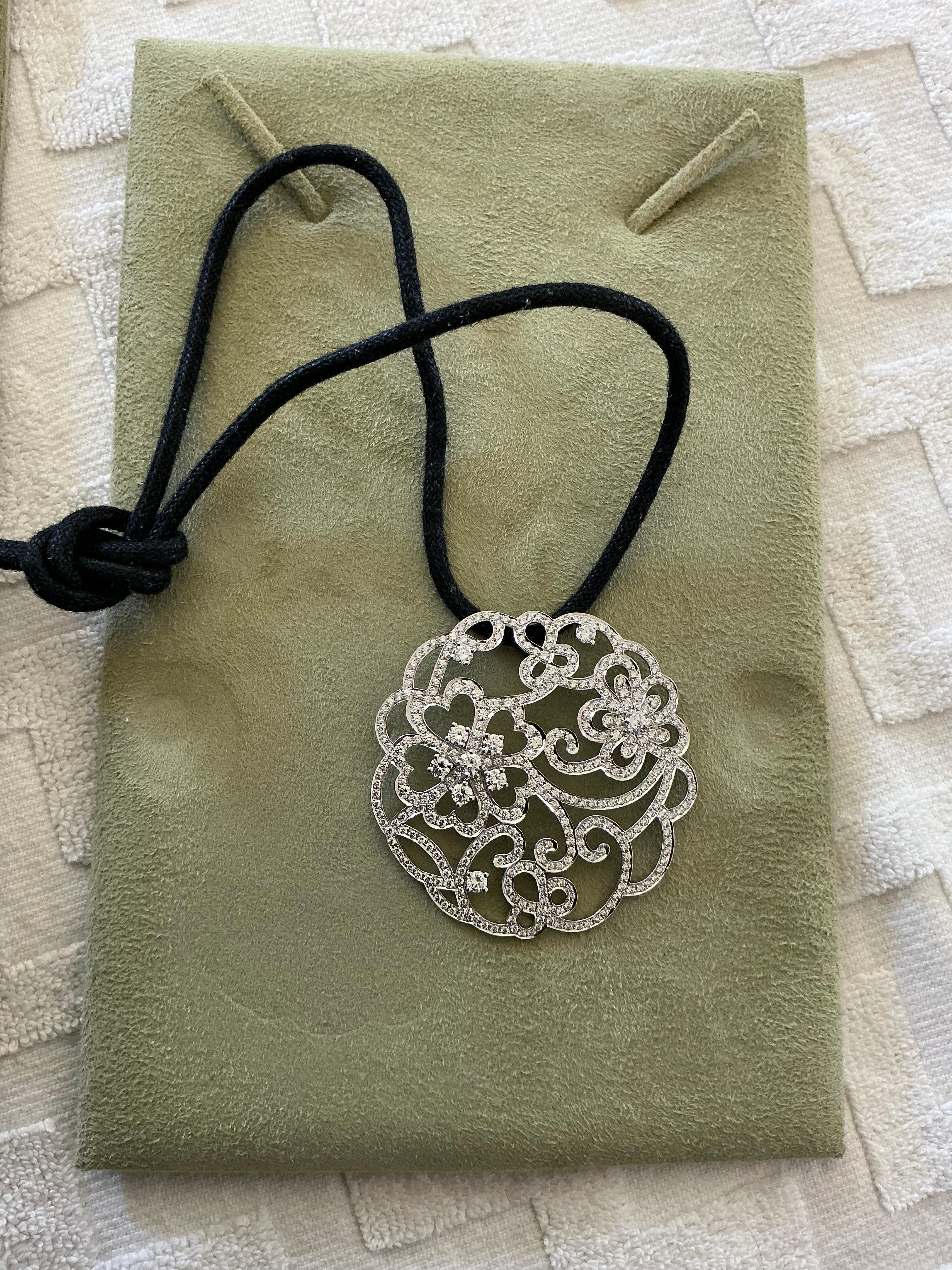 Van Cleef & Arpels Pendentif médaillon en or blanc avec diamants en vente 6