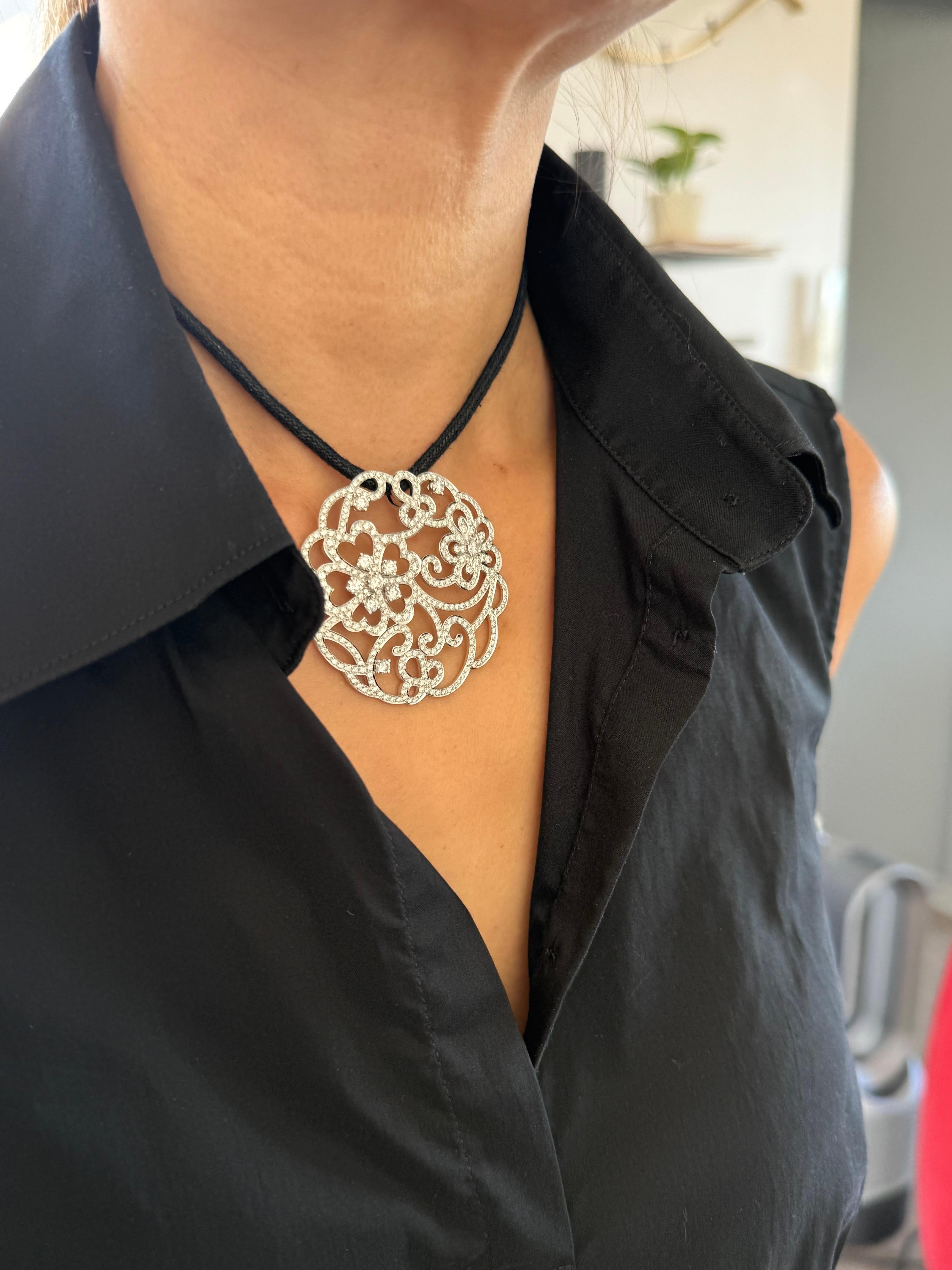 Taille brillant Van Cleef & Arpels Pendentif médaillon en or blanc avec diamants en vente
