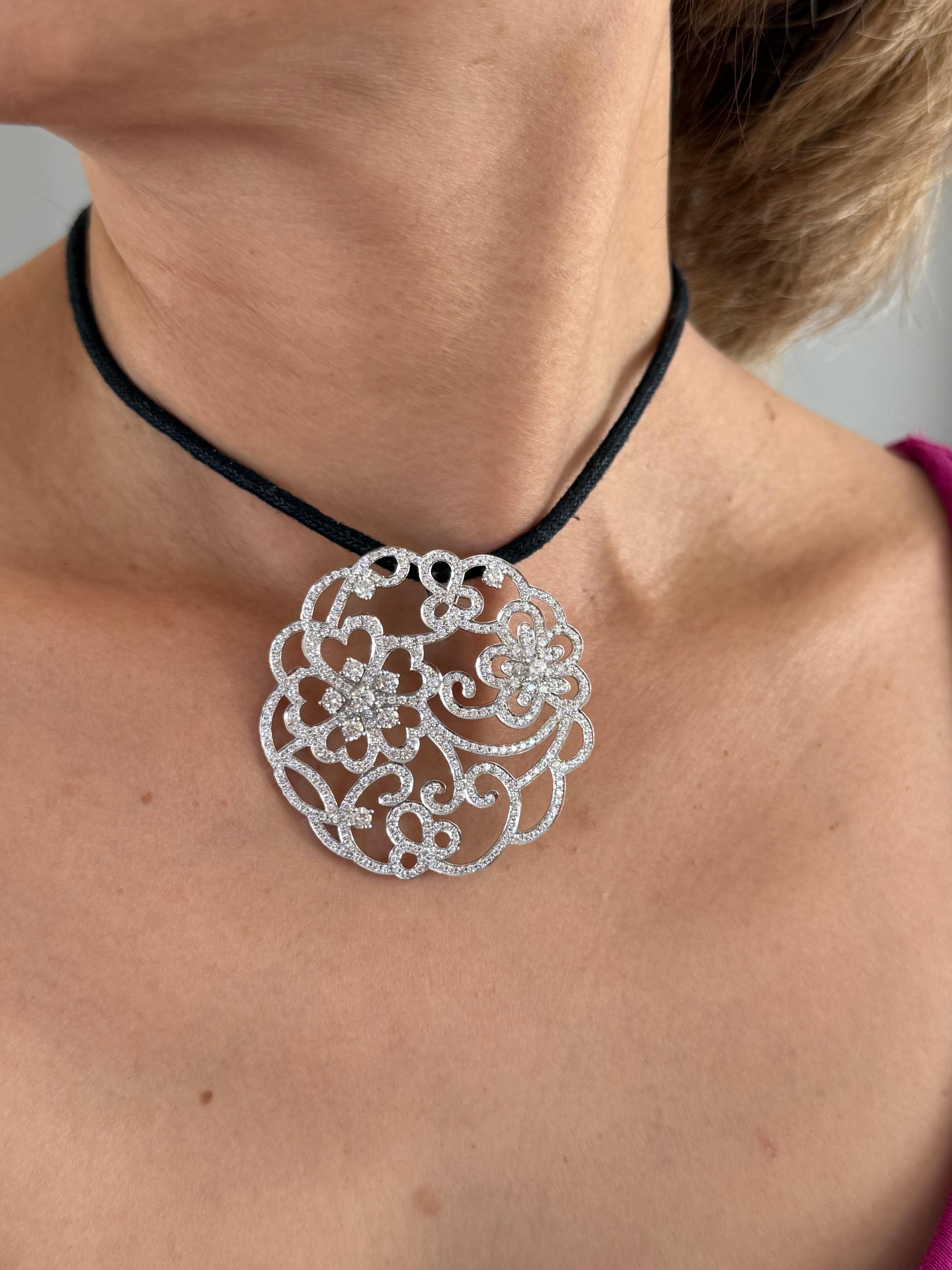 Van Cleef & Arpels Pendentif médaillon en or blanc avec diamants Bon état - En vente à Beverly Hills, CA
