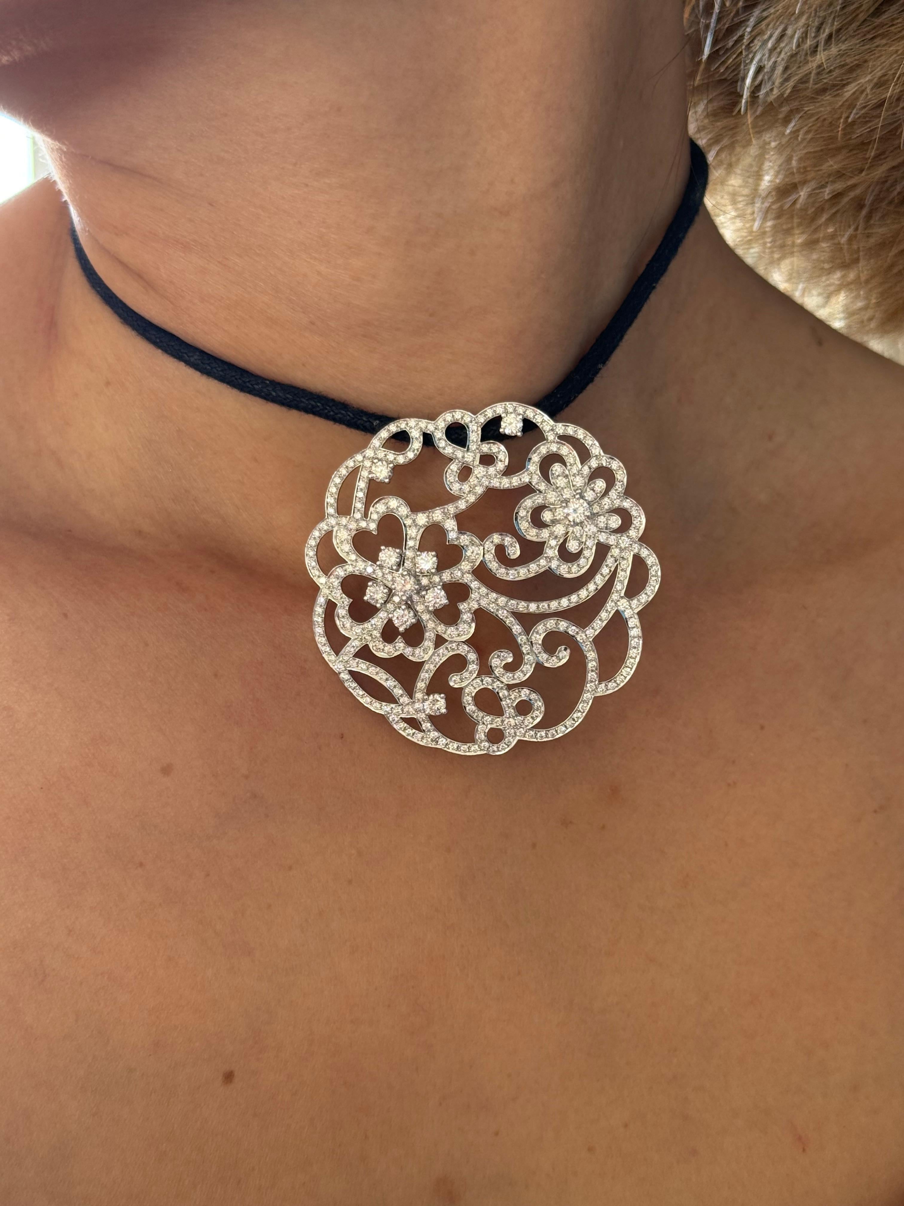 Van Cleef & Arpels Pendentif médaillon en or blanc avec diamants Unisexe en vente
