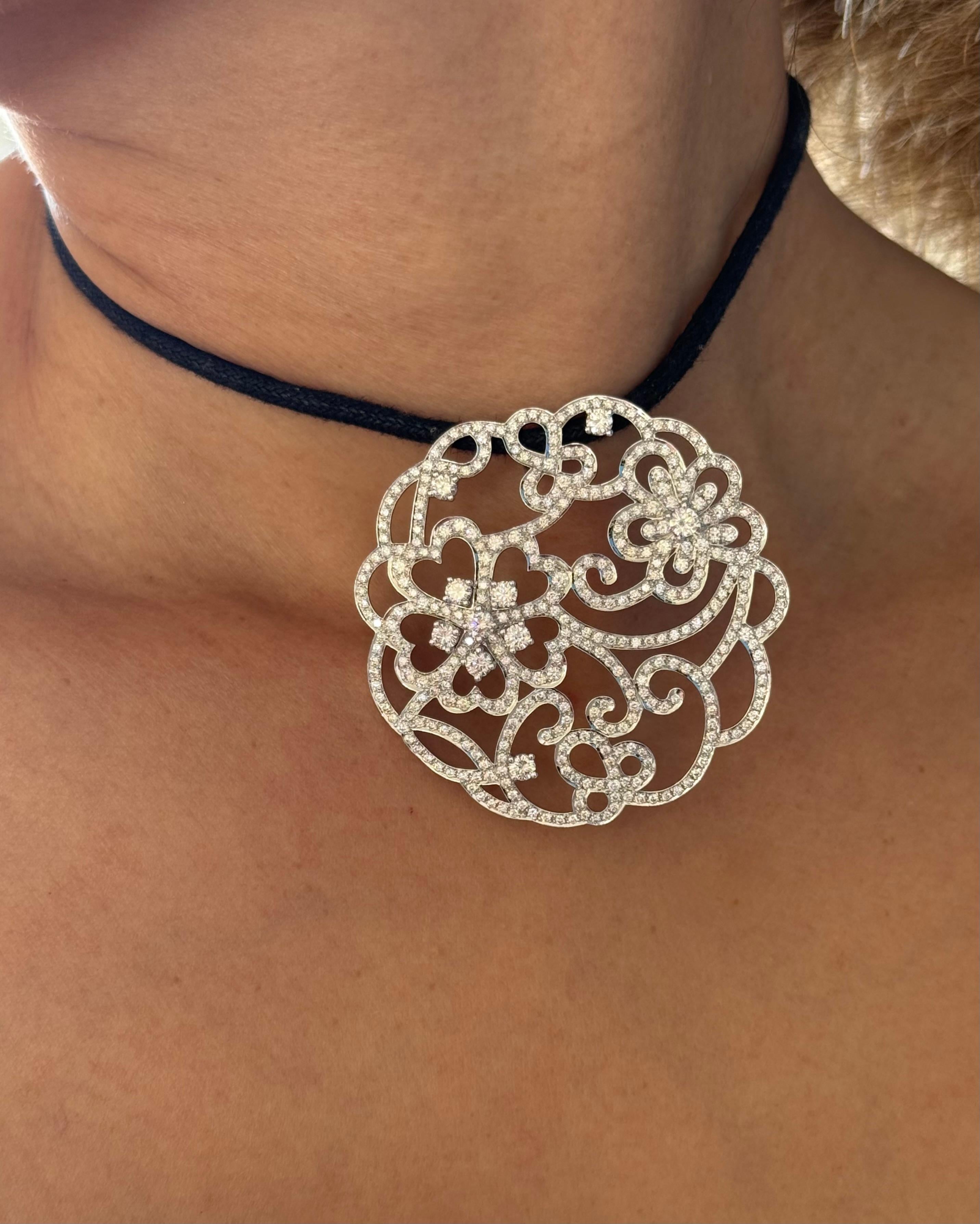 Van Cleef & Arpels Pendentif médaillon en or blanc avec diamants en vente 1
