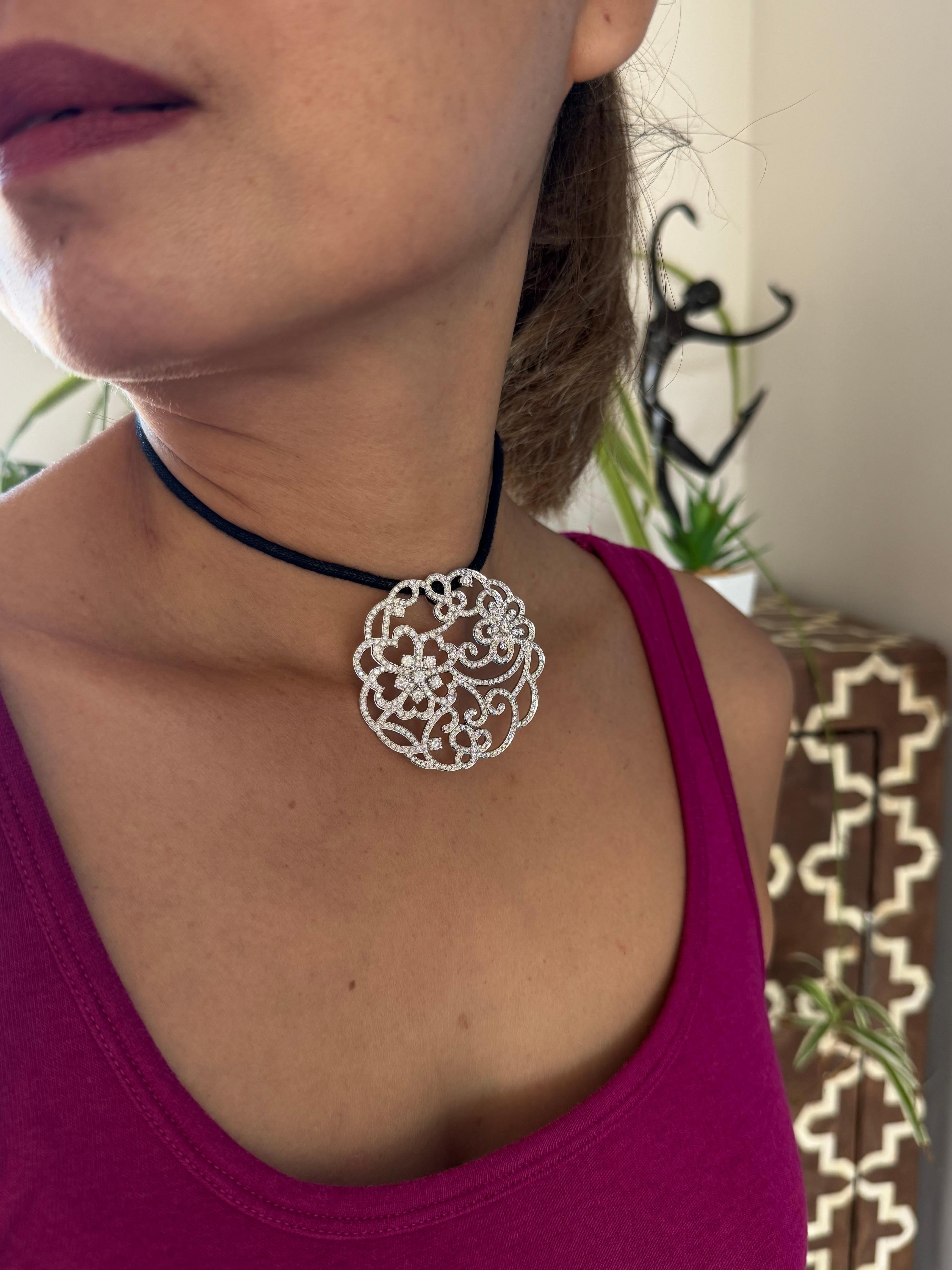 Van Cleef & Arpels Pendentif médaillon en or blanc avec diamants en vente 2