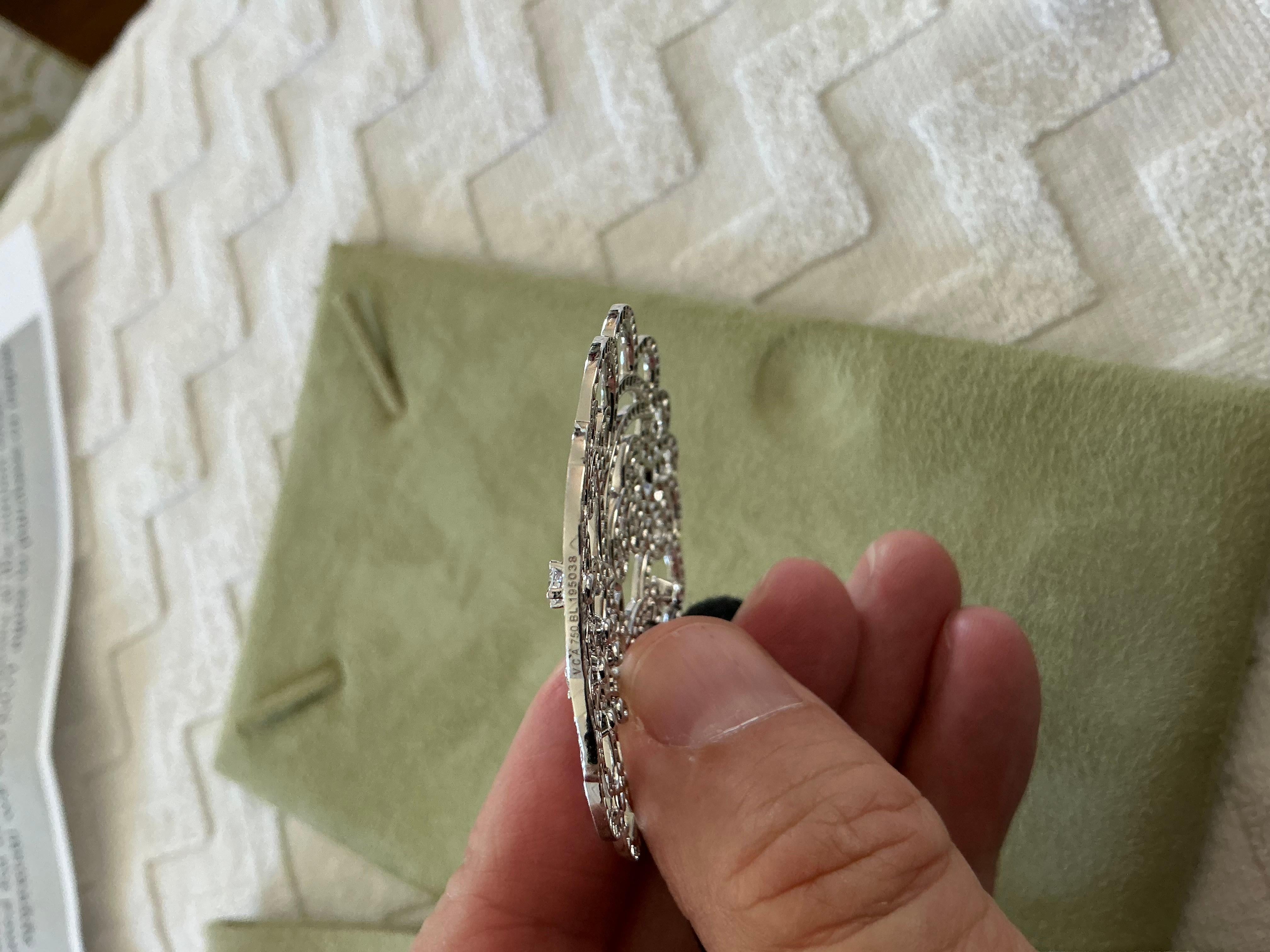 Van Cleef & Arpels Pendentif médaillon en or blanc avec diamants en vente 3