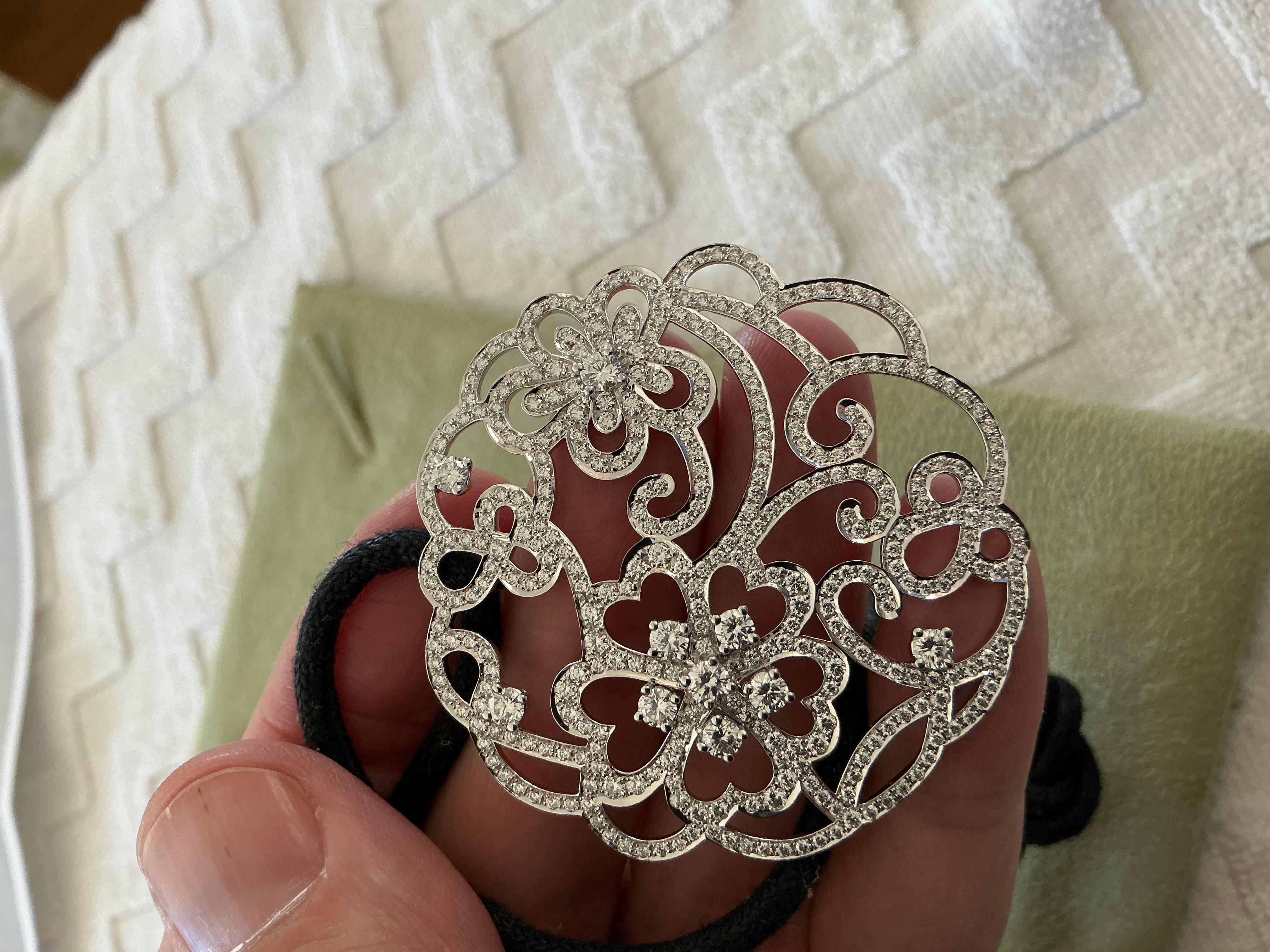 Van Cleef & Arpels Pendentif médaillon en or blanc avec diamants en vente 4