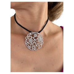 Van Cleef & Arpels Pendentif médaillon en or blanc avec diamants