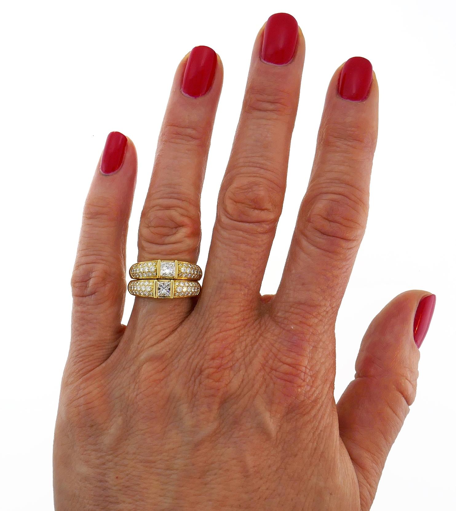 Elegantes und zeitloses Ringpaar von Van Cleef & Arpels aus Frankreich. 
Die Ringe sind aus 18 Karat Gelbgold gefertigt. Jeder Ring enthält einen Diamanten im Prinzessinnenschliff von etwa 0,42 Karat und sechsunddreißig runde Diamanten im