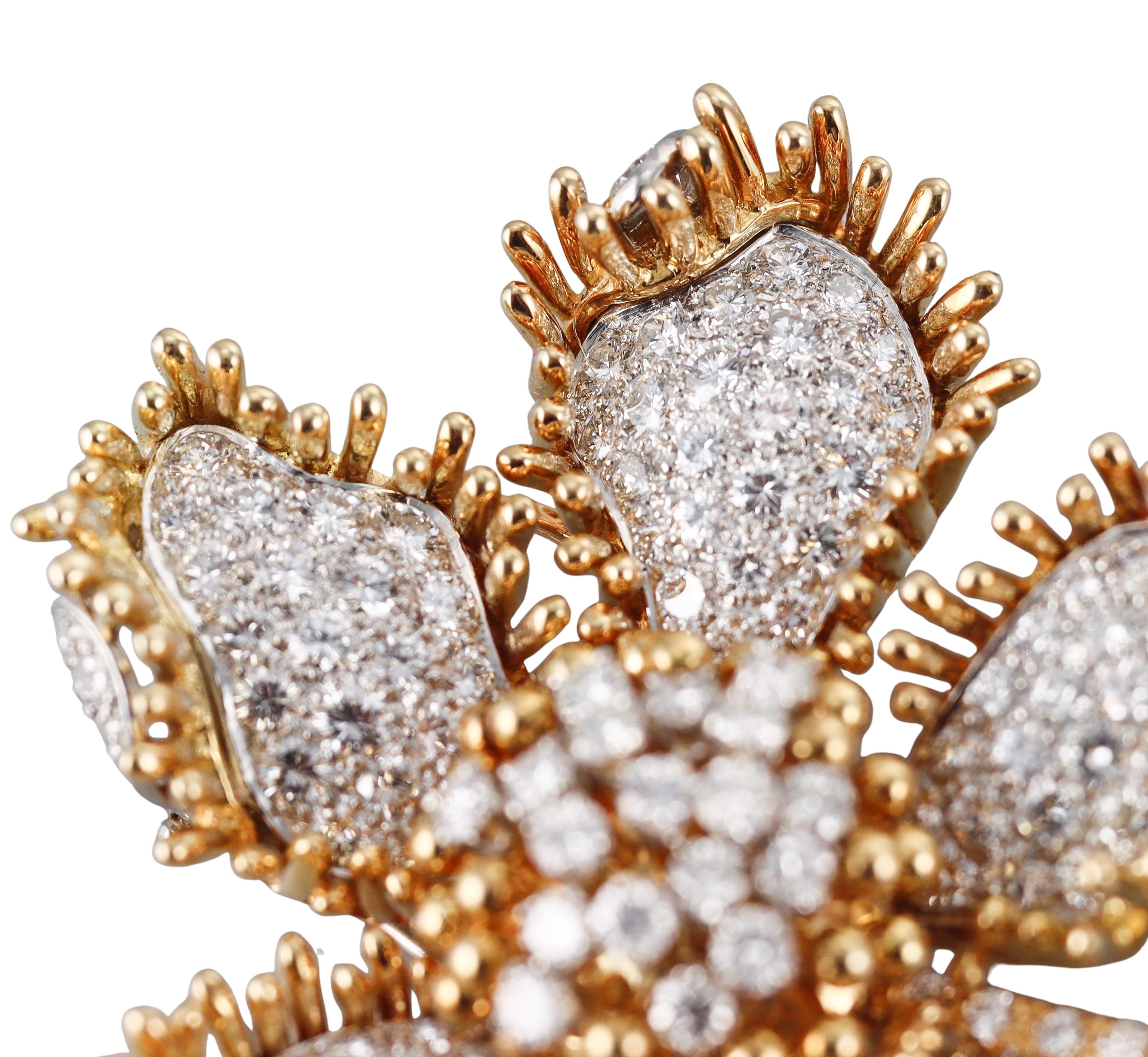 Round Cut Van Cleef & Arpels Diamond Yellow Gold Flower Large Brooch For Sale