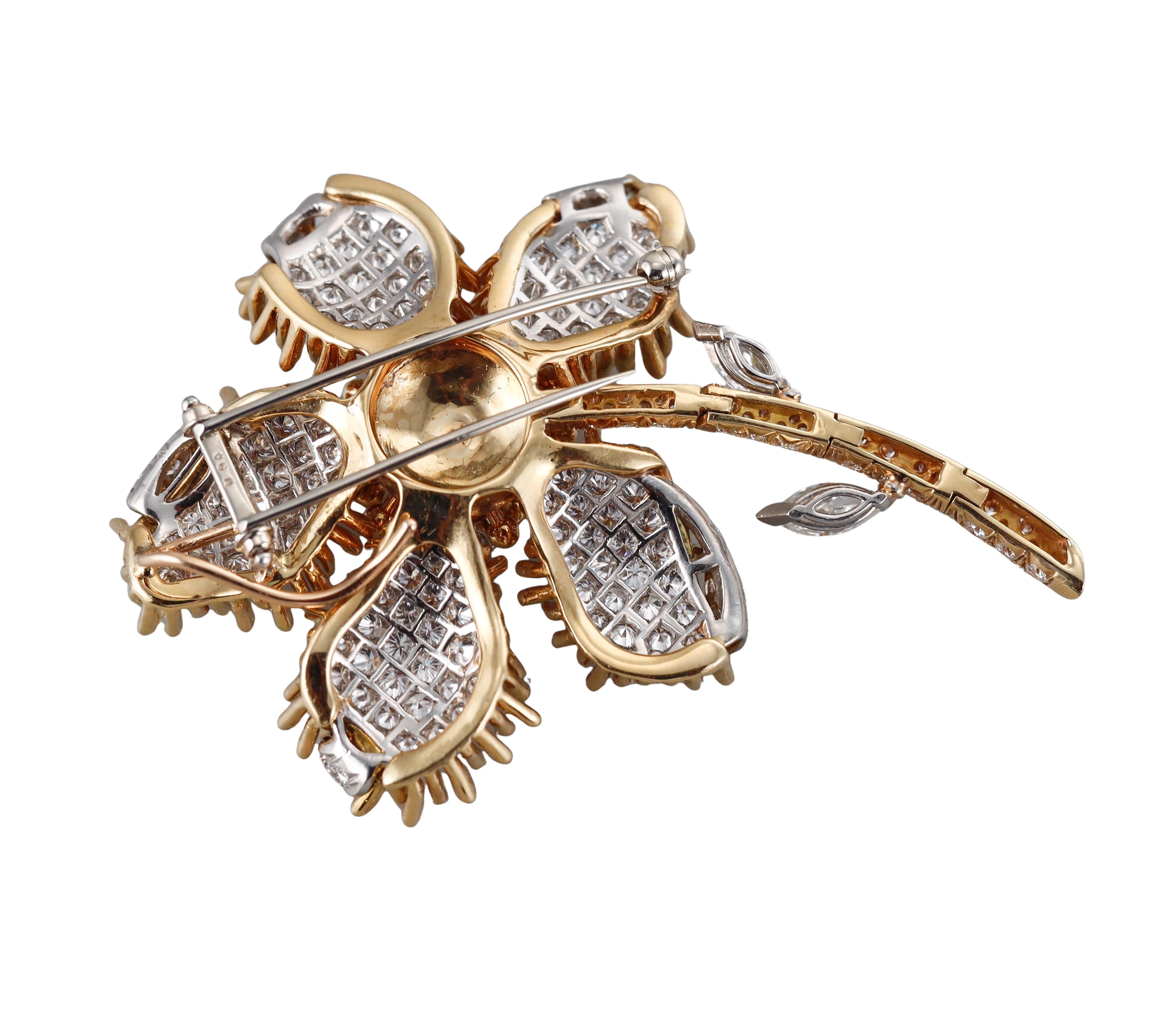 Van Cleef & Arpels Diamond Yellow Gold Flower Large Brooch In Excellent Condition For Sale In New York, NY