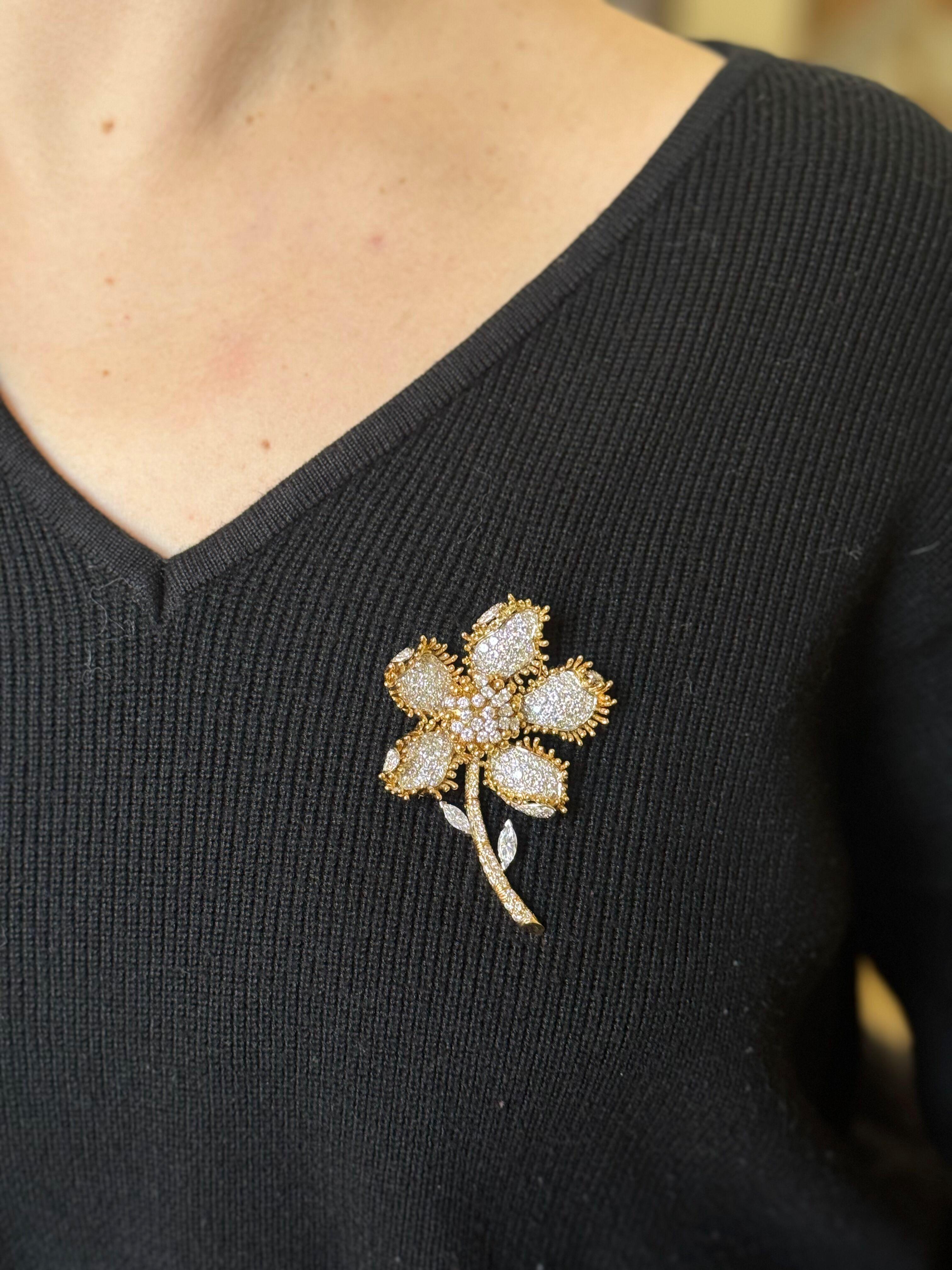 Van Cleef & Arpels Diamond Yellow Gold Flower Large Brooch For Sale 2