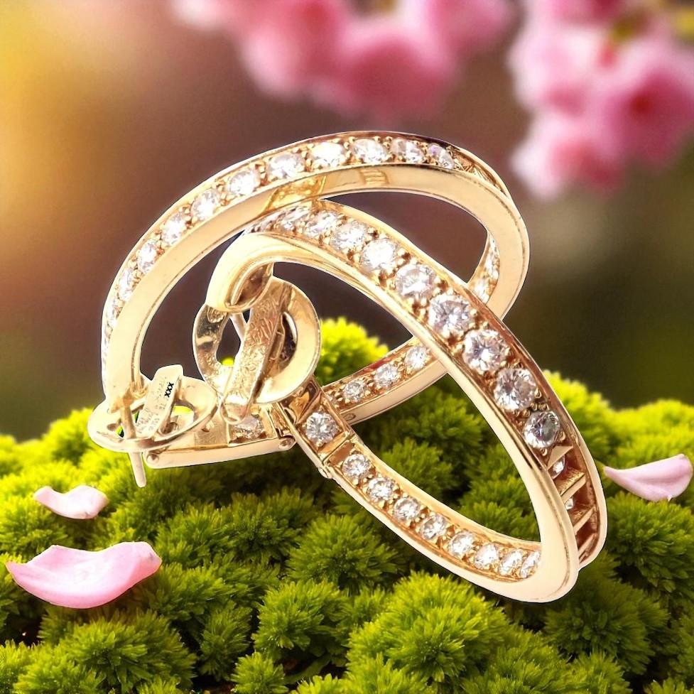 Boucles d'oreilles en or jaune 18k avec diamants de Van Cleef & Arpels. 
Avec 60 diamants ronds de taille brillante, pureté VVS1, couleur E, poids total approximatif de 5,5 ct.
Ces grandes boucles d'oreilles Van Cleef & Arpels sont délicieusement