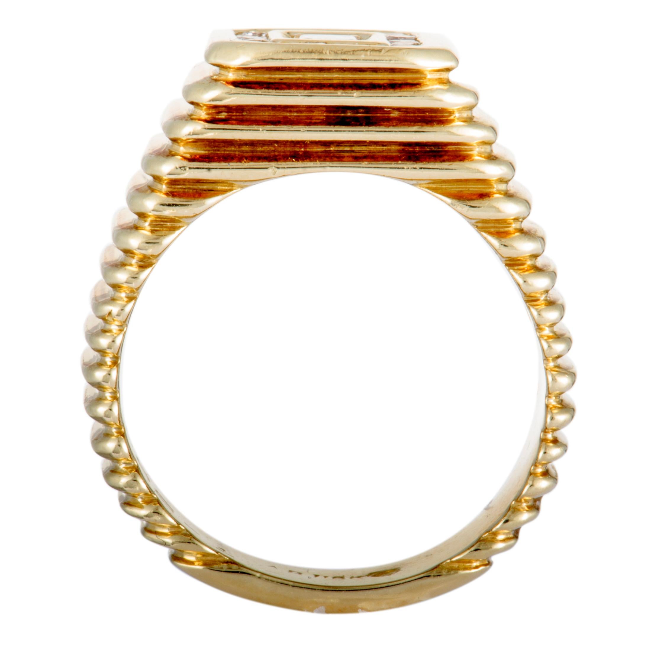 This superb piece from Van Cleef & Arpels boasts a stunningly refined design, offering a look of absolute prestige and sophistication. Expertly crafted from luxurious 18K yellow gold, the ring is attractively decorated with colorless (grade F)