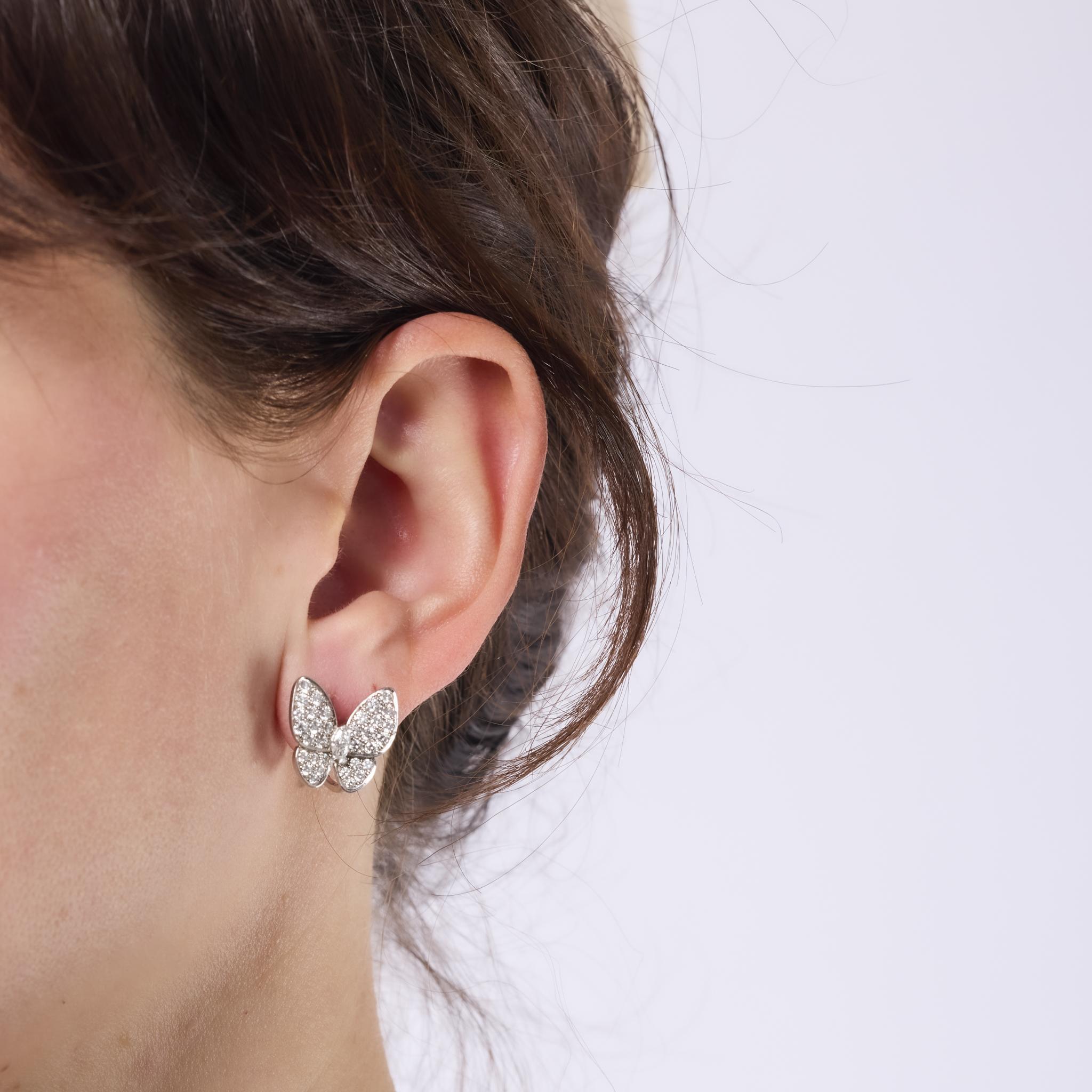 Diese schillernden Schmetterlingsohrringe von Van Cleef & Arpels sind mit strahlend weißen Diamanten und sonnengelben Saphiren in 18-karätigem Gelb- und Weißgold gefasst und flattern vor Eleganz. Sie werden in Frankreich fachmännisch gefertigt und