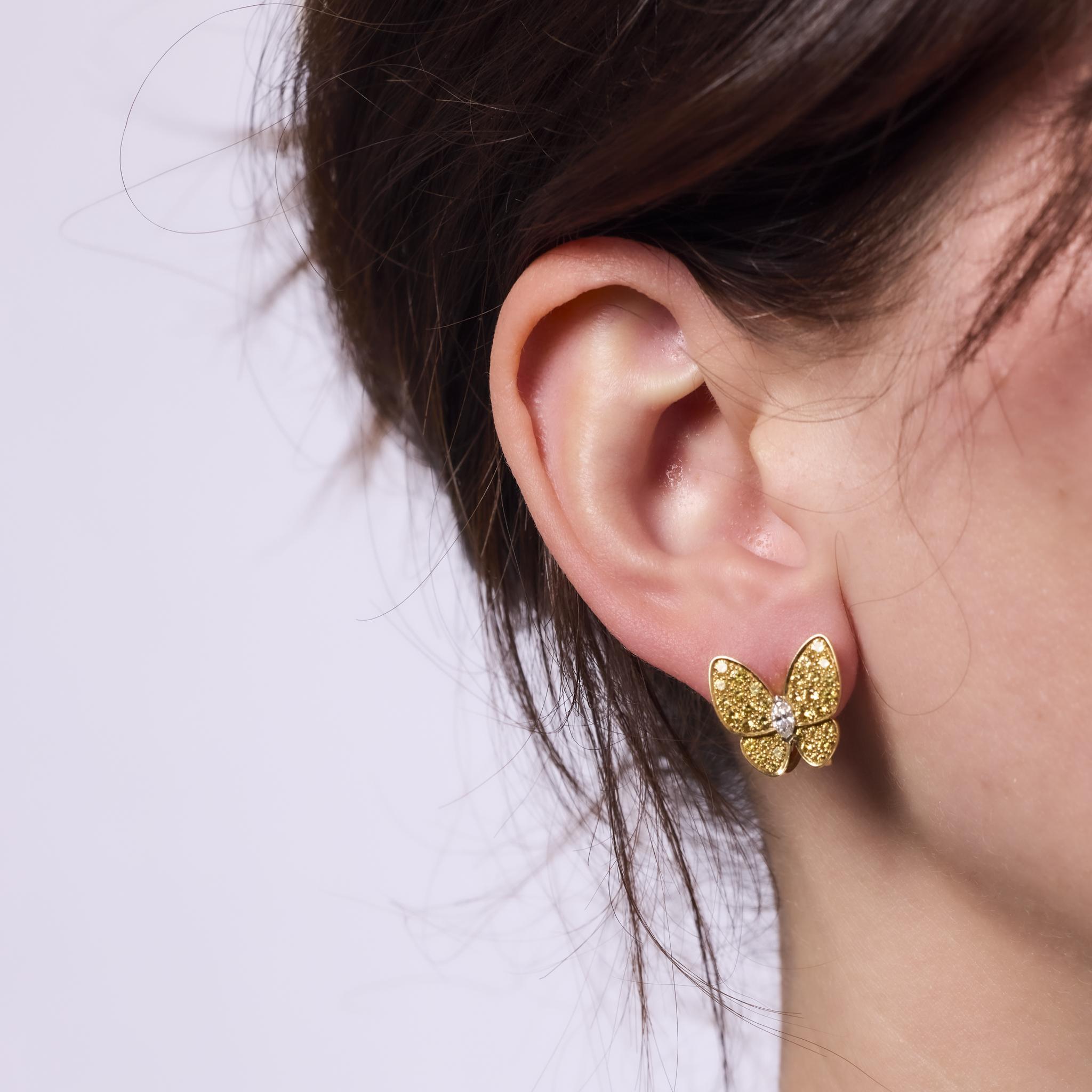Van Cleef & Arpels Schmetterlingsohrringe aus 18 Karat Gold mit Diamanten und gelbem Saphiren (Brillantschliff) im Angebot