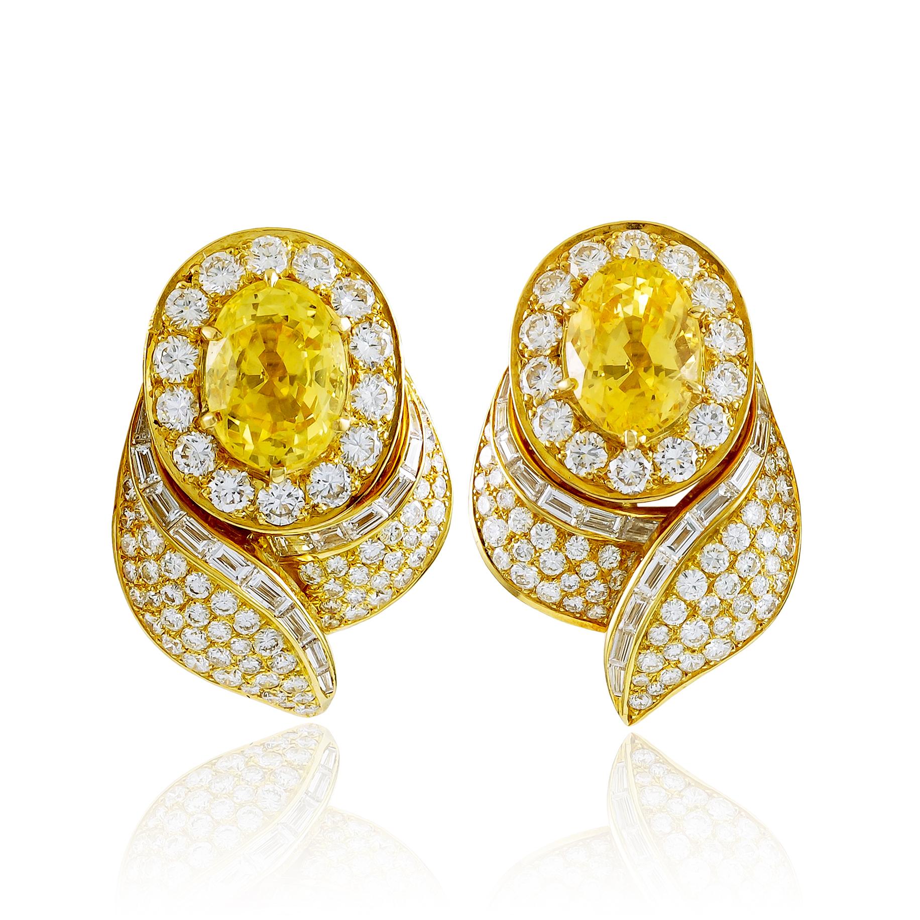 Un design impeccabile di Van Cleef & Arpels, questa parure del 1980 è composta da una collana e da orecchini finemente lavorati con un'opulenza di diamanti a taglio brillante e radiosi zaffiri gialli di forma ovale, finemente montati in oro giallo