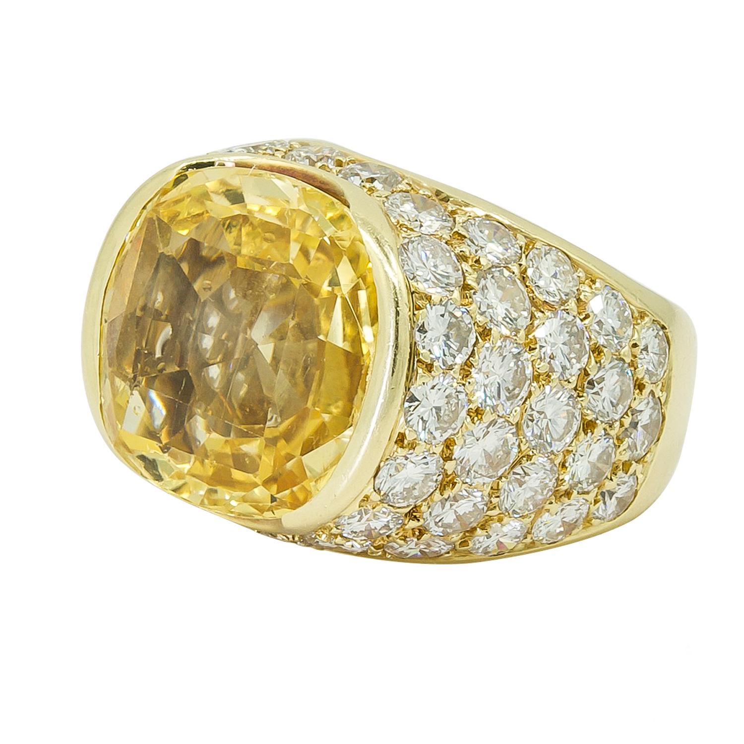 VAN CLEEF & ARPELS Bague diamant et saphir jaune
Bague en or jaune 18 carats, sertie de diamants et de saphir jaune CIRCA no heat, signée Van Cleef & Arpels, vers les années 1980.
Saphir jaune d'environ 18 cts. Il est accompagné d'un certificat