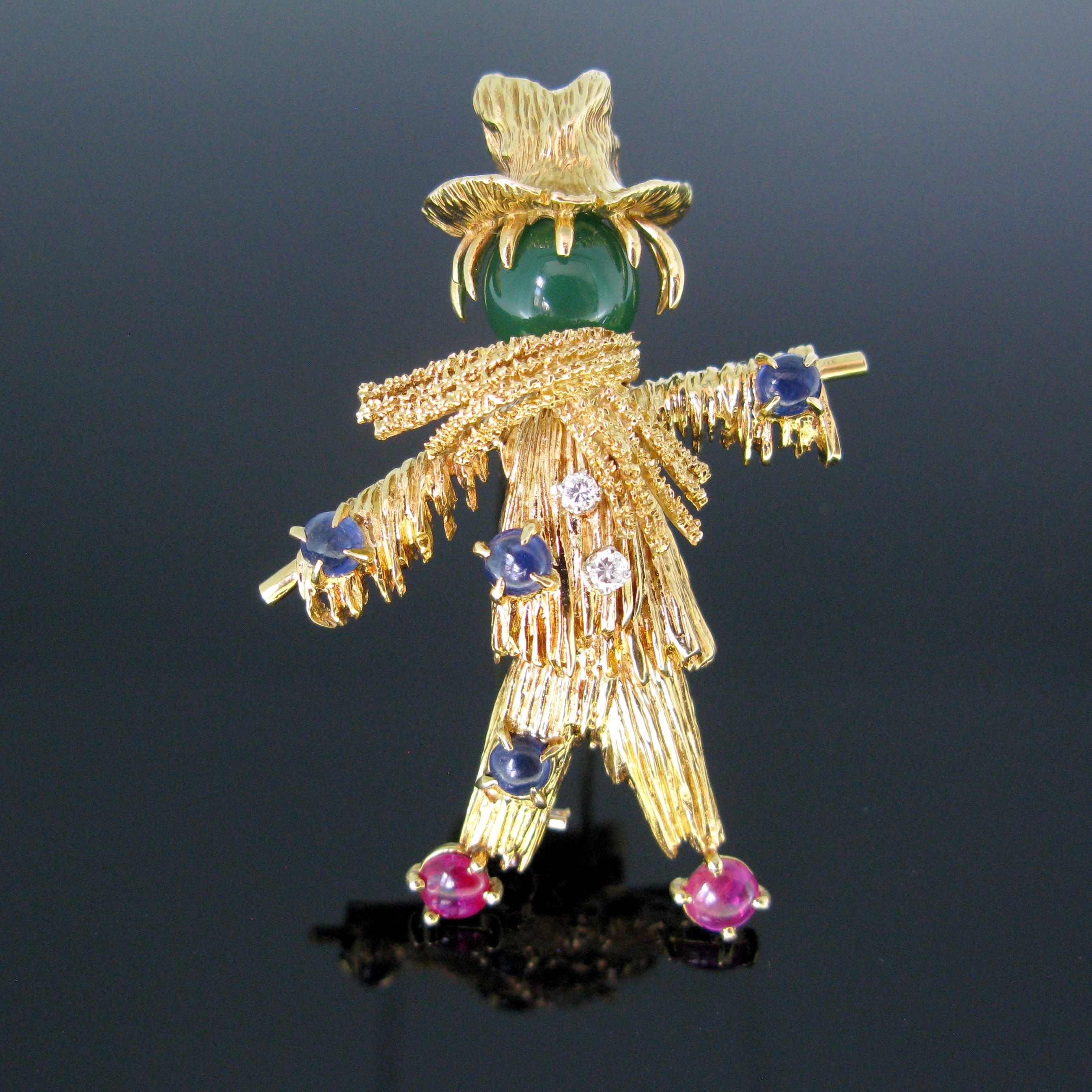 This ravishing brooch by Van Cleef & Arpels represents a scarecrow – it is made in 18kt yellow gold. The head is made with a chrysoprase bead and the rest of the body is adorned with 2 diamonds, 4 cabochon sapphires and 2 cabochon rubies for the