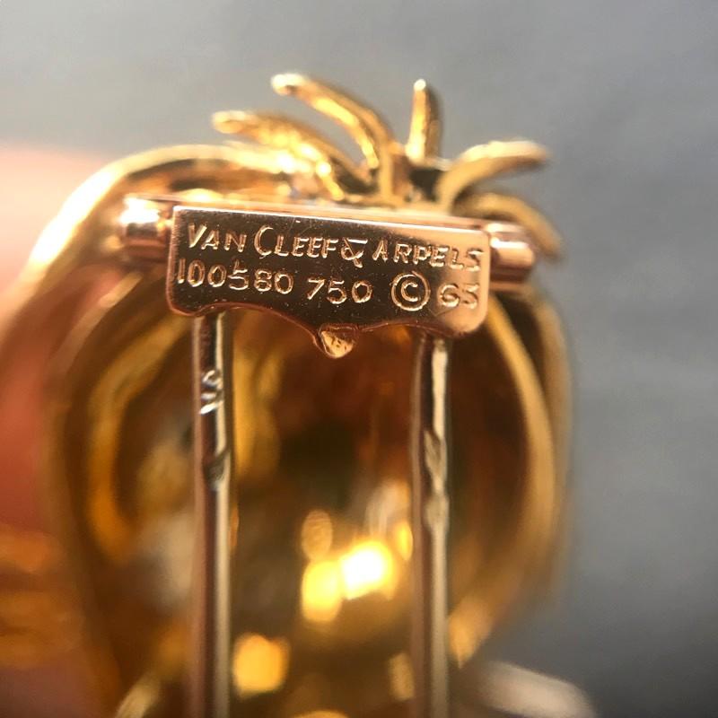 Van Cleef & Arpels Diamonds Emerald and Onyx Lion Pin Brooch 2