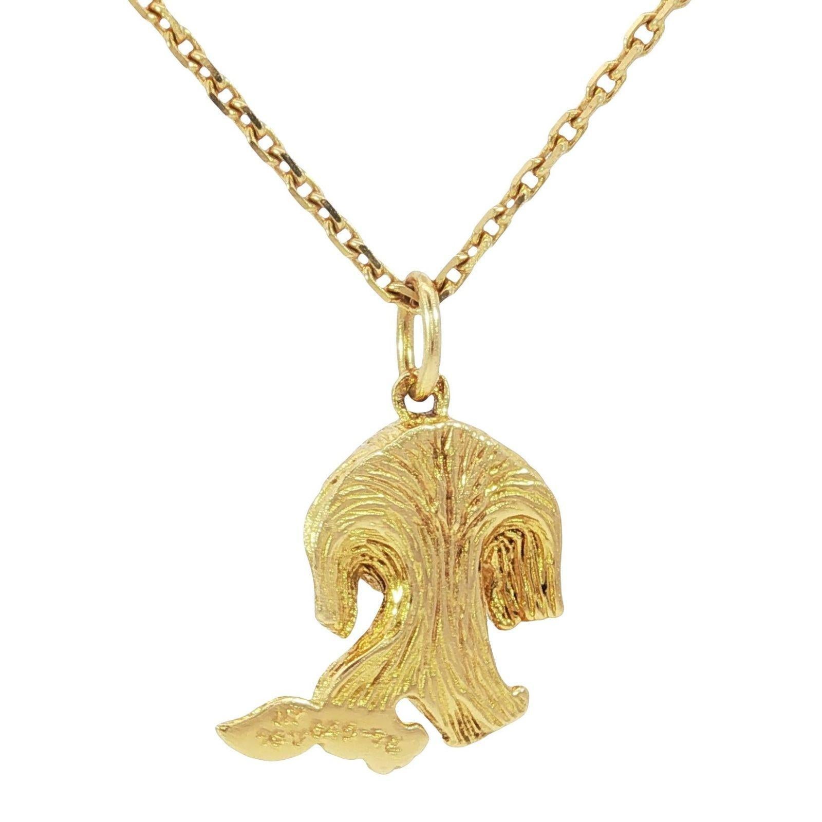 Van Cleef & Arpels Collana con ciondolo a forma di cane in oro giallo francese 18 carati

Questa collana in oro giallo 18k di Van Cleef & Arpels presenta un ciondolo a forma di cucciolo intricato e dettagliato, che cattura un senso di capriccio e