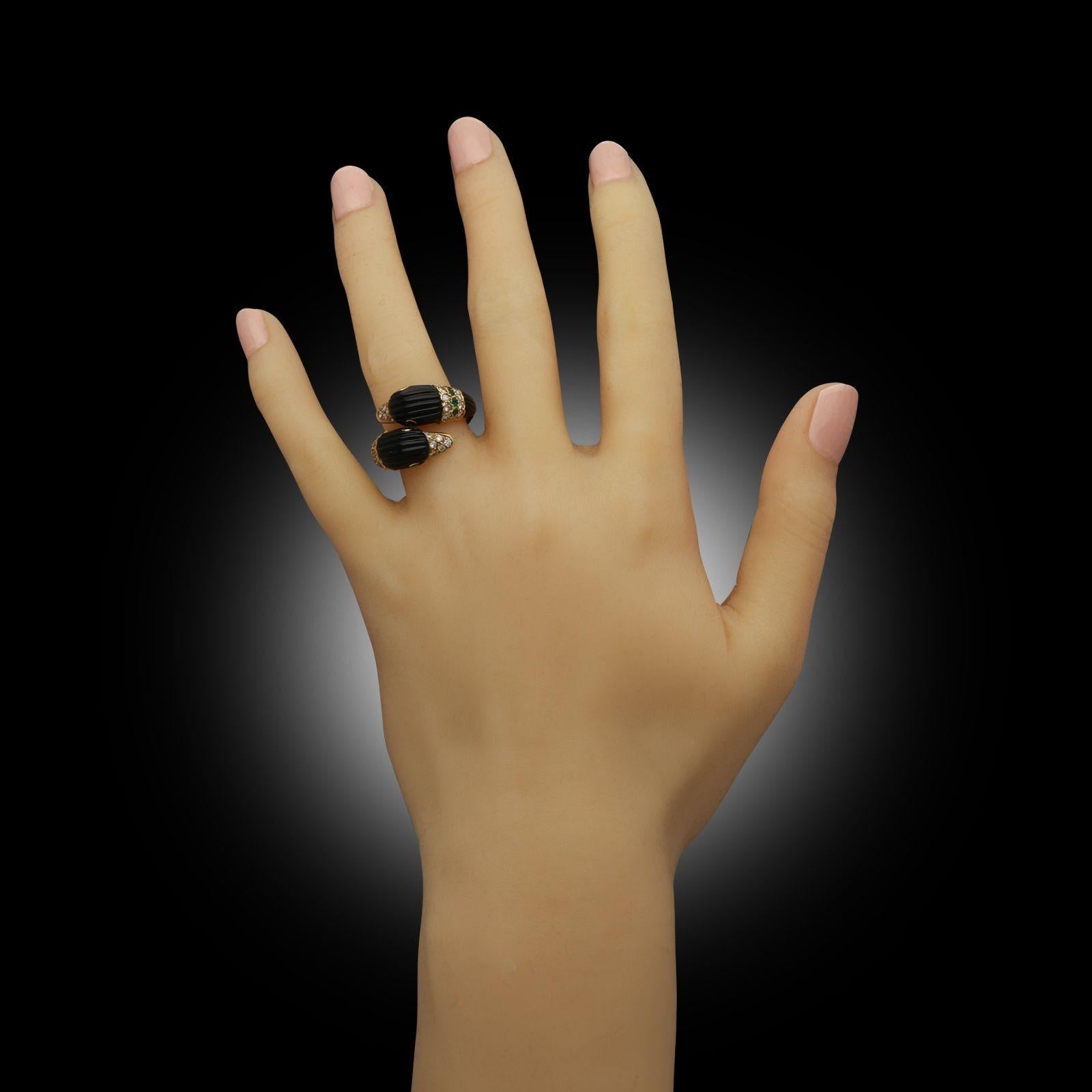Van Cleef & Arpels Doppelkopf Swan Ring aus schwarzem Onyx mit Diamanten Smaragden im Zustand „Gut“ im Angebot in London, GB