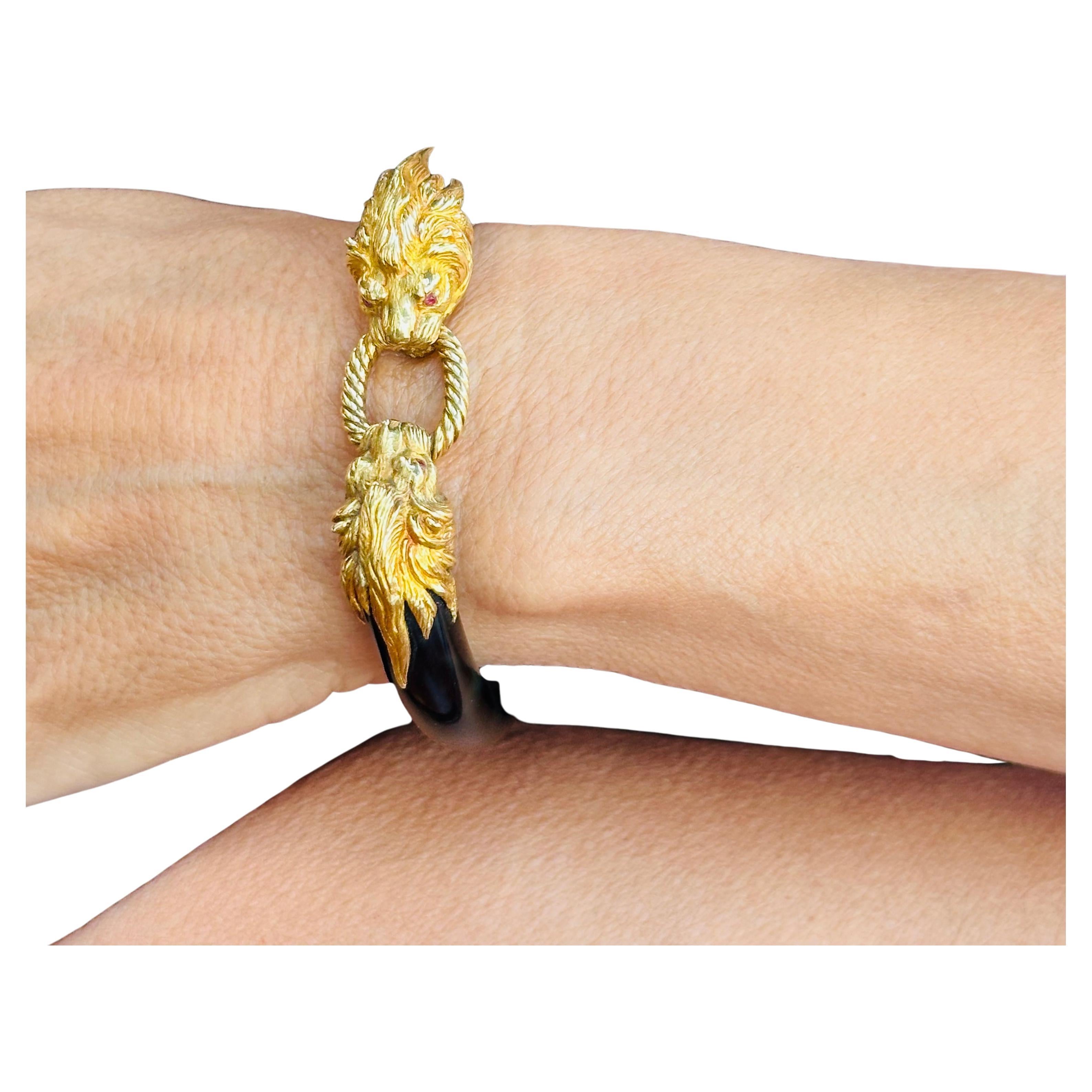 Van Cleef und Arpels Französisches Löwenkopfarmband mit Rubinaugen, 
Das 18-karätige Doppel-Lionshead-Armband mit Rubinaugen artikuliert sich in der ovalen Mitte im Seil-Design. 
Druckknopfverschluss an der Unterseite.
Die Größe ist zierlich, passt
