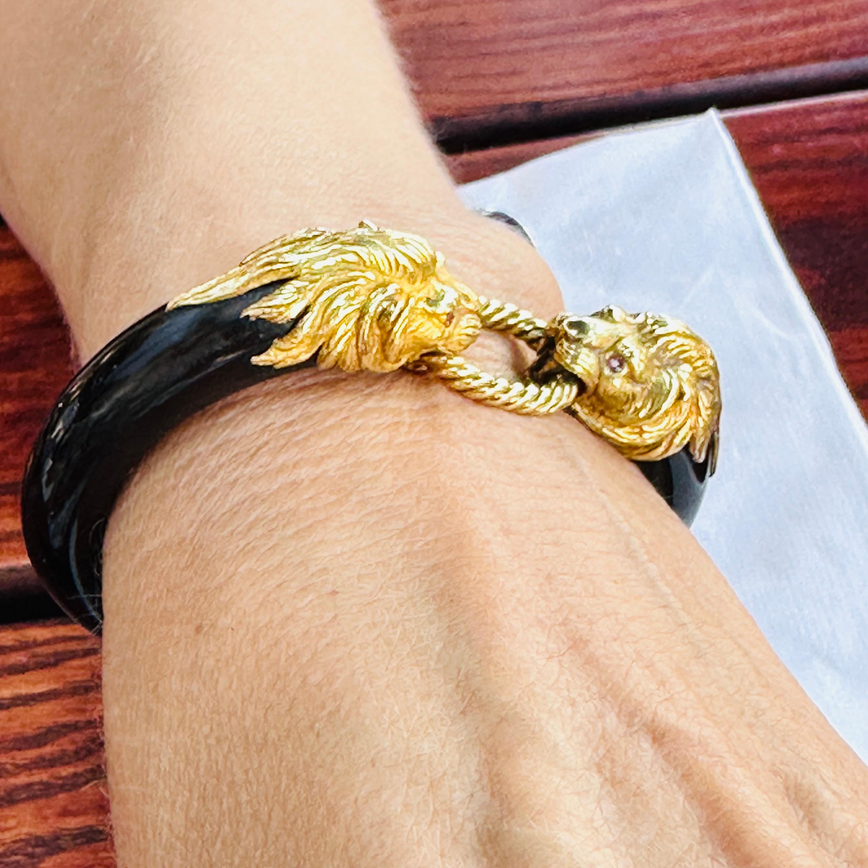 Van Cleef & Arpels Doppel-Löwenkopf-Armband aus Gelbgold im Zustand „Gut“ in Beverly Hills, CA
