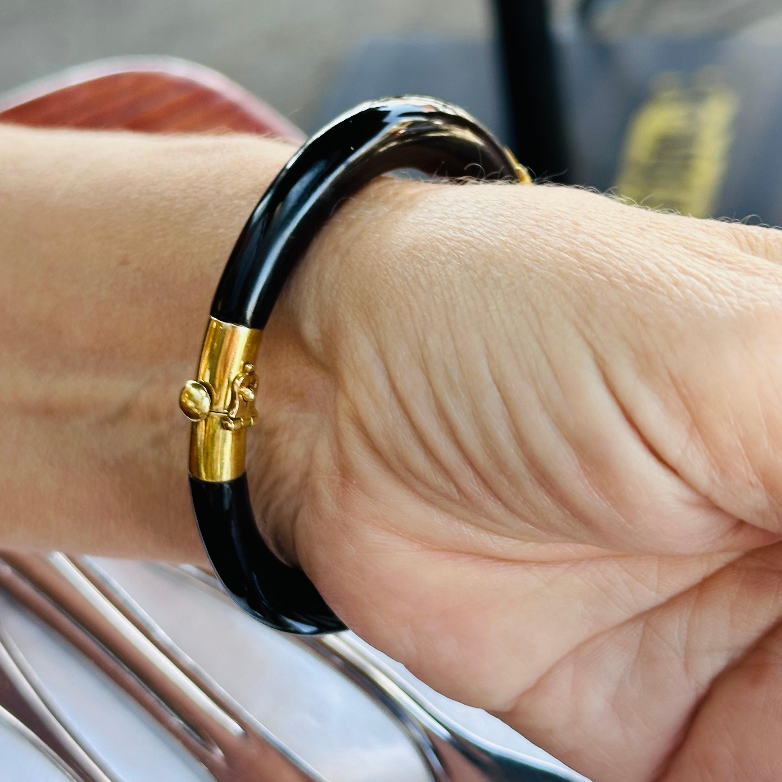 Van Cleef & Arpels Doppel-Löwenkopf-Armband aus Gelbgold 1
