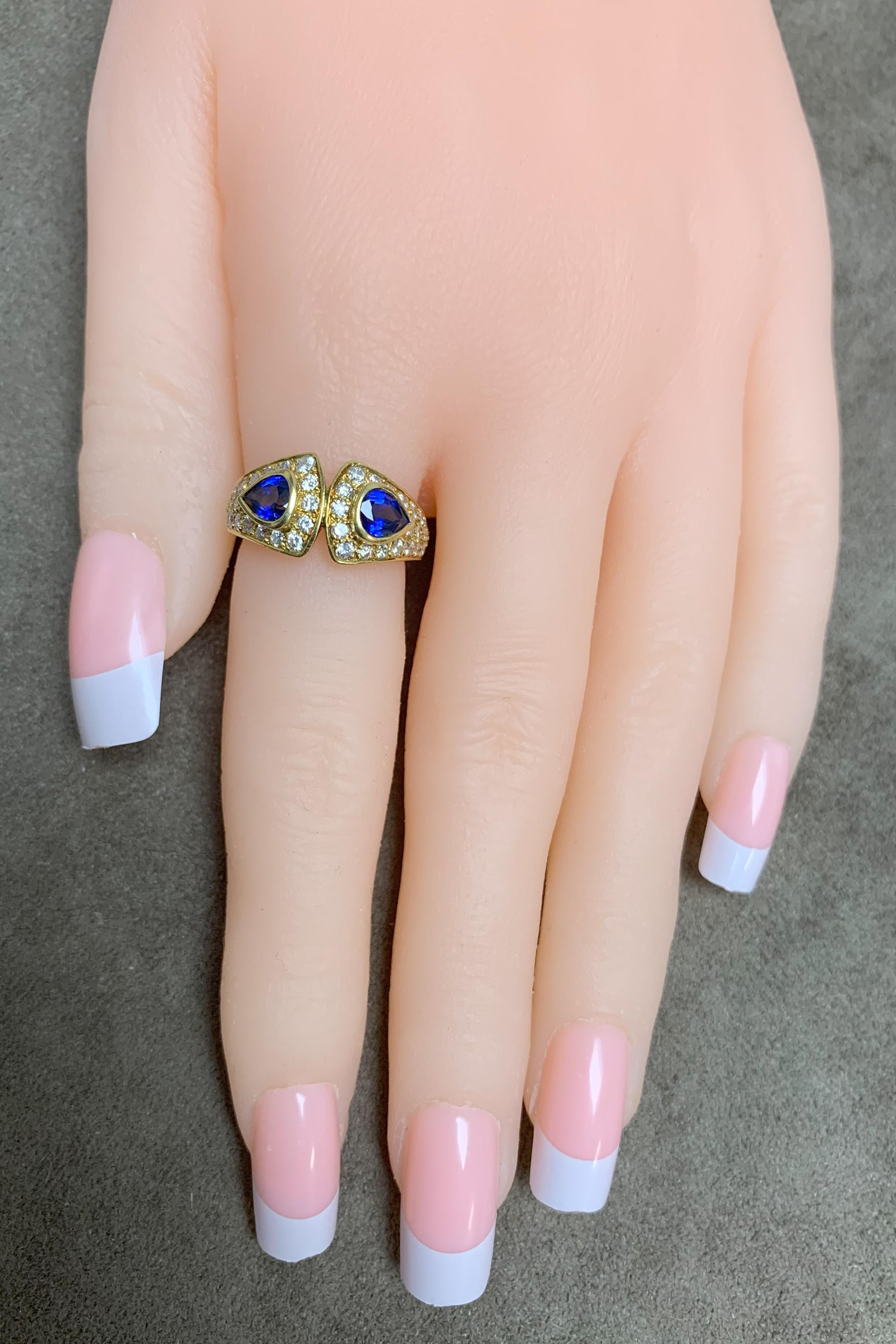 Van Cleef & Arpels Ring mit doppeltem birnenförmigem Saphir und Diamant, 18 Karat Gelbgold für Damen oder Herren im Angebot