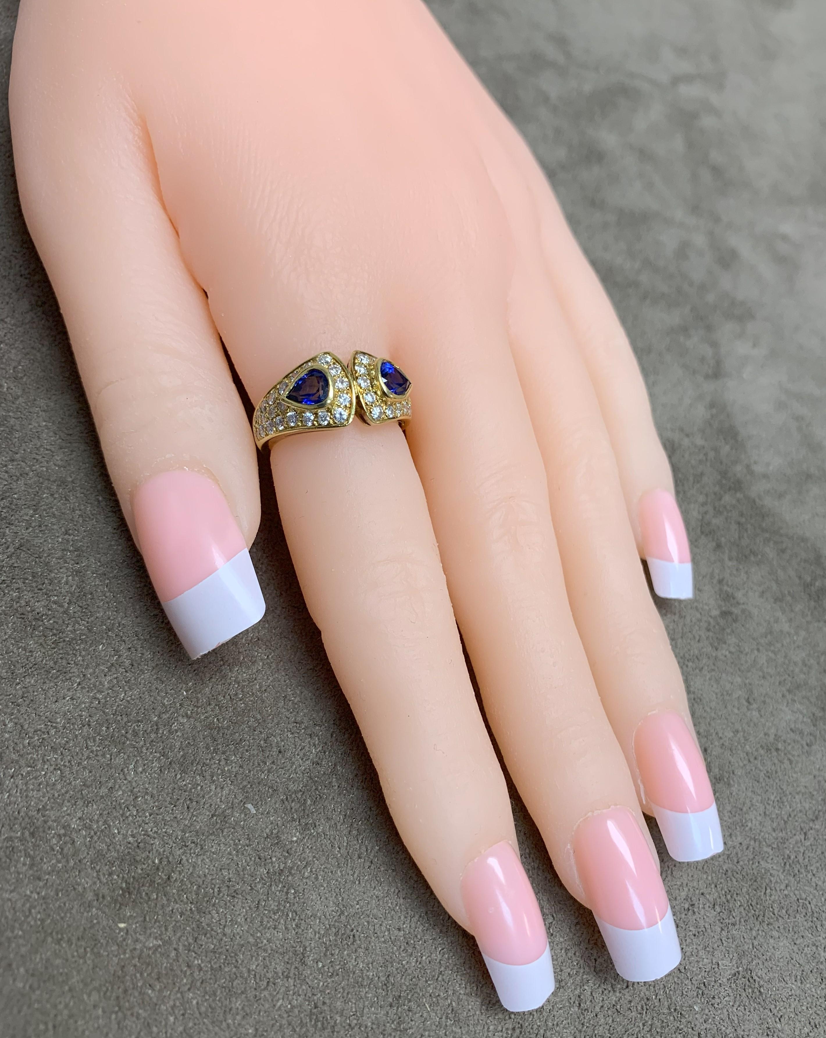 Van Cleef & Arpels Ring mit doppeltem birnenförmigem Saphir und Diamant, 18 Karat Gelbgold im Angebot 1