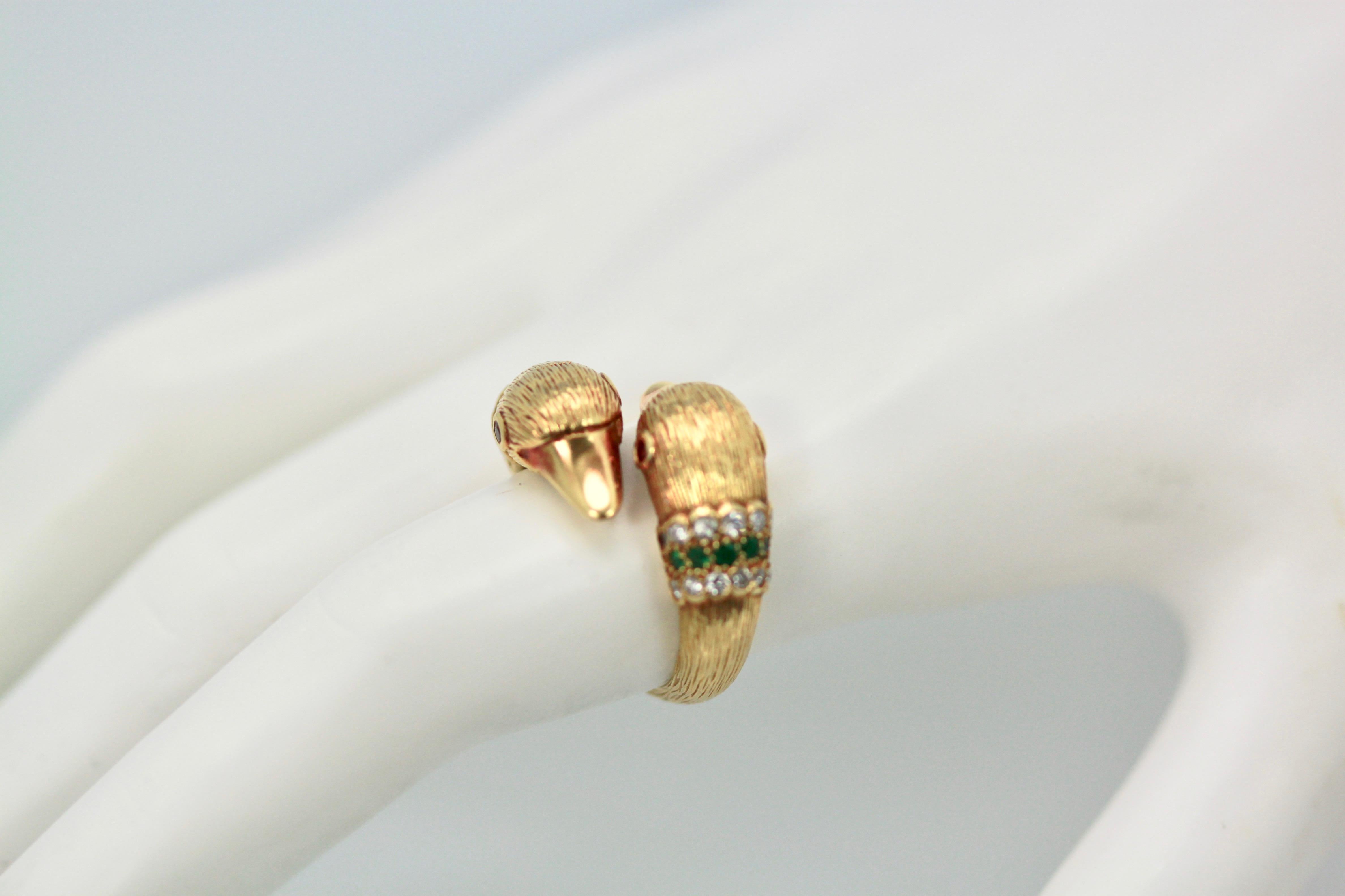 Modern Van Cleef & Arpels Double Swan Ring 18 Karat Emerald Diamond Collar