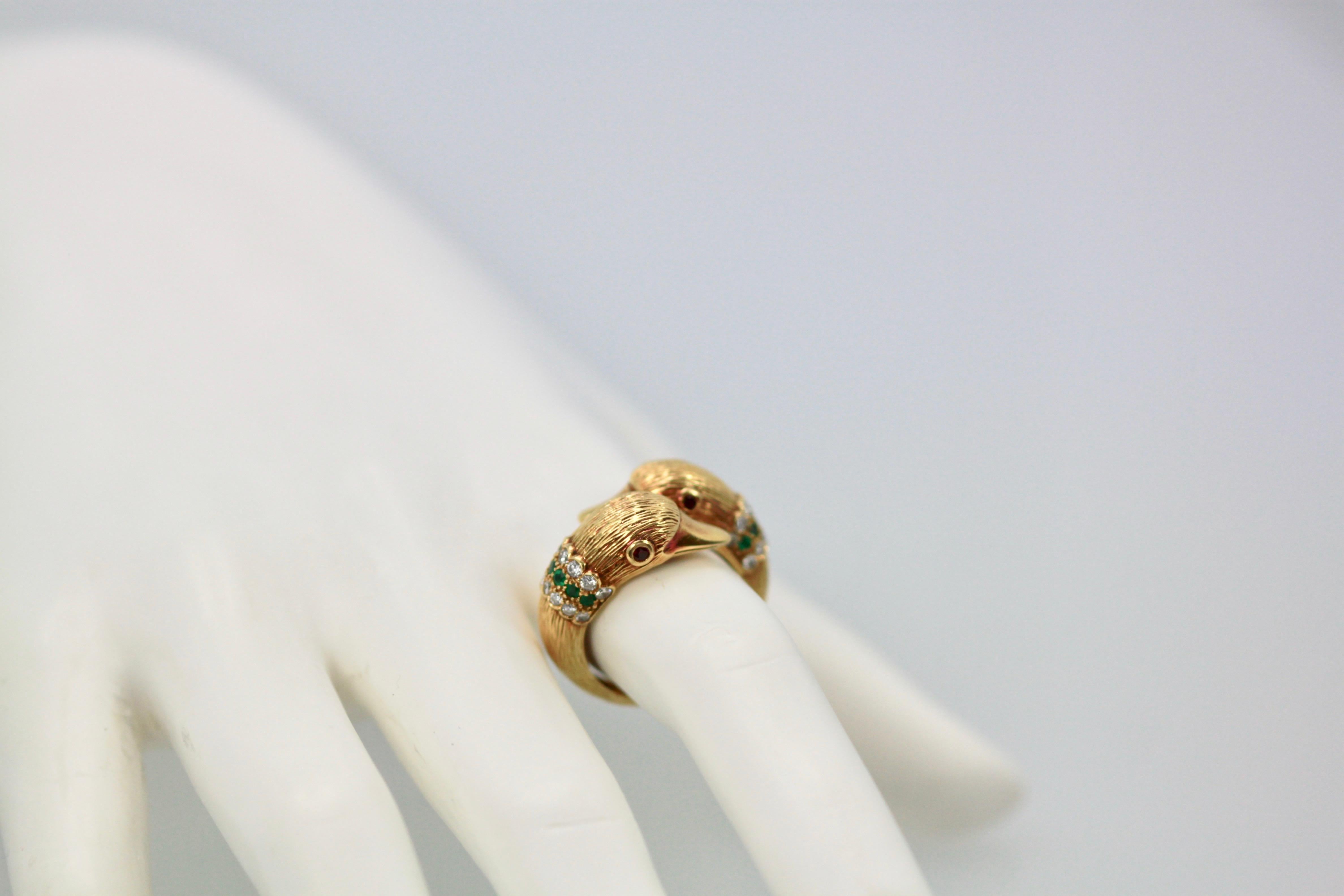 Van Cleef & Arpels Double Swan Ring 18 Karat Emerald Diamond Collar In Good Condition In North Hollywood, CA