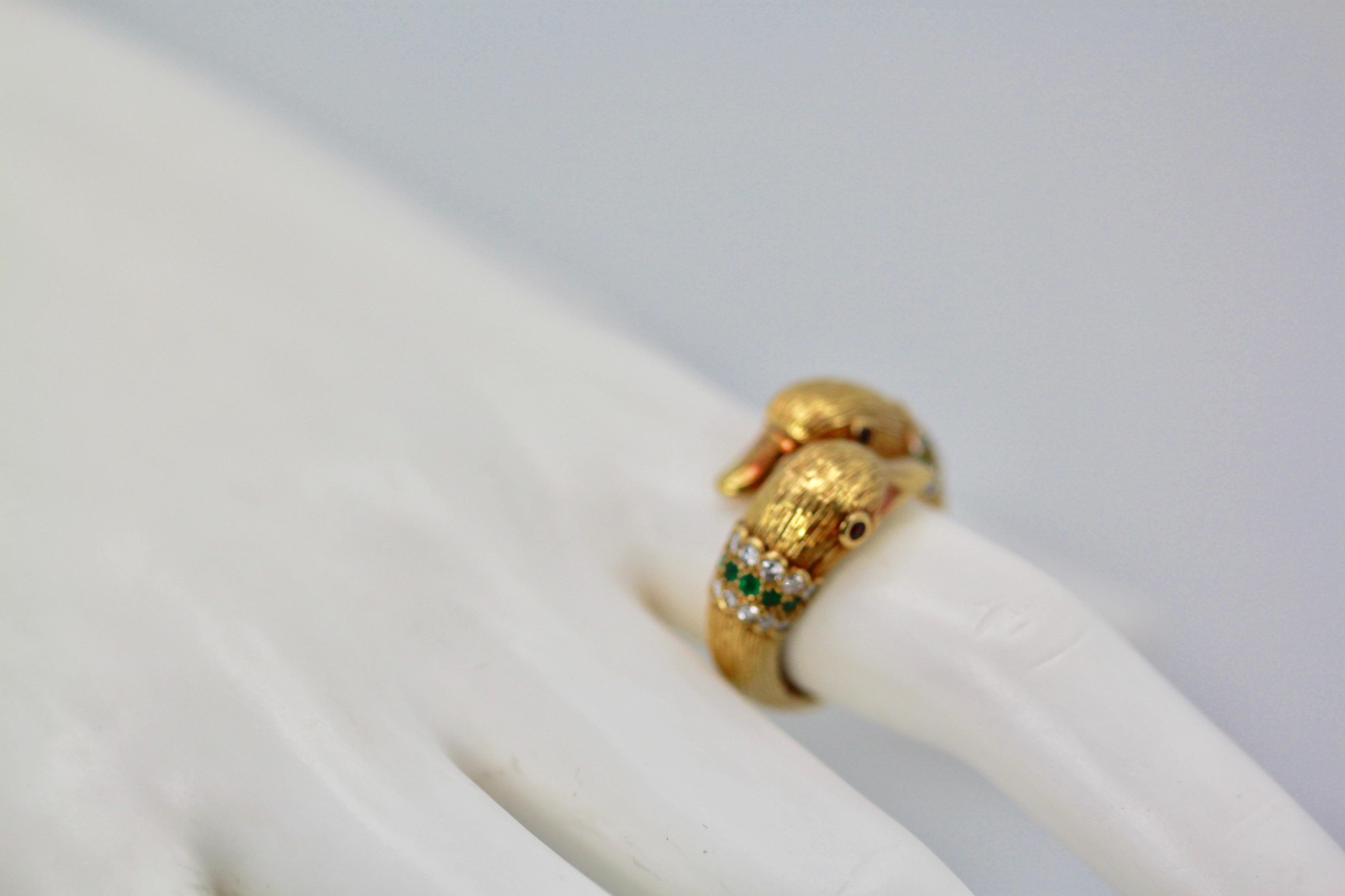 Women's or Men's Van Cleef & Arpels Double Swan Ring 18 Karat Emerald Diamond Collar