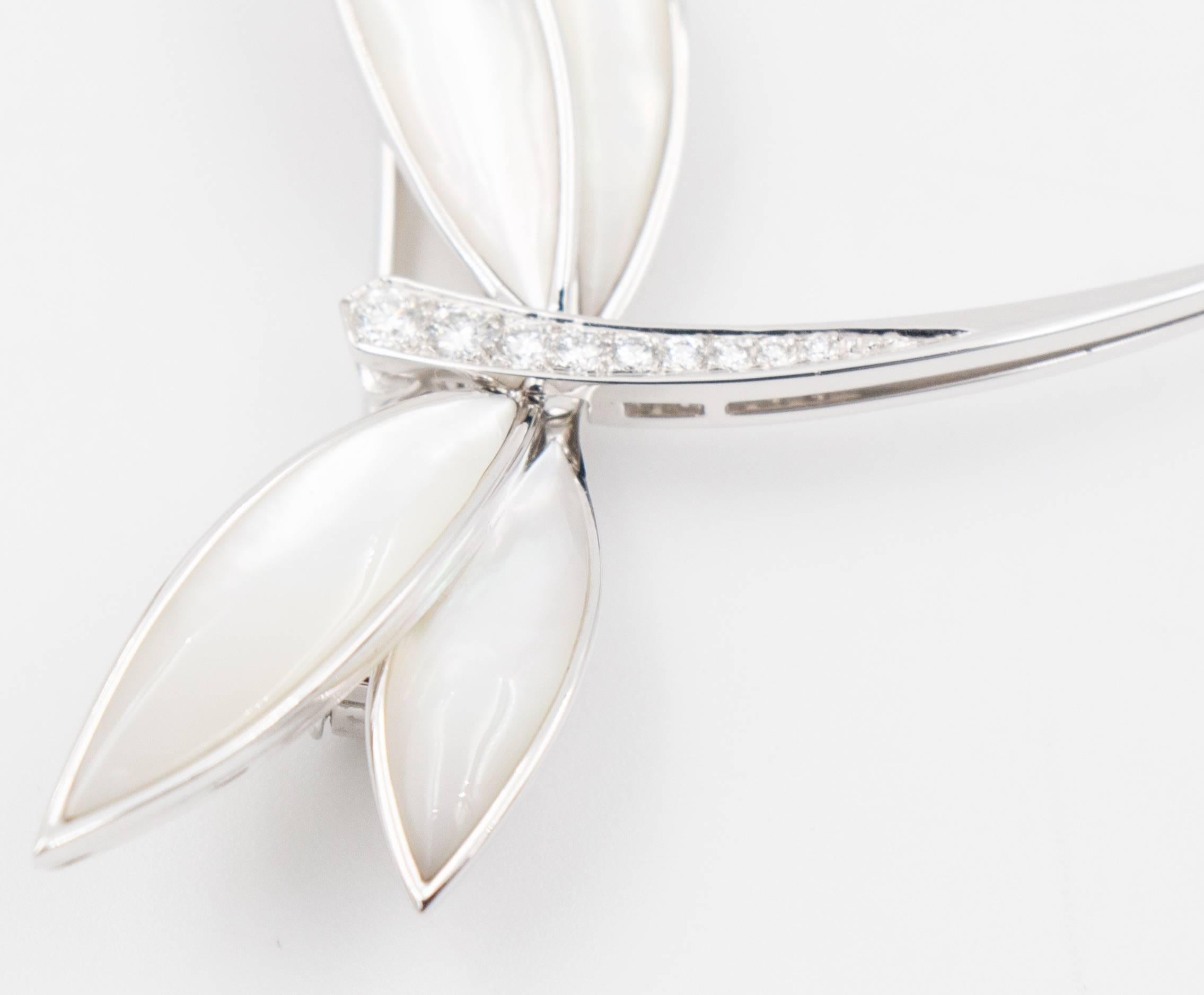Van Cleef & Arpels Dragonfly Diamond Brooch, 18k White Gold and Mother-of-Pearl In New Condition In Carmel, IN