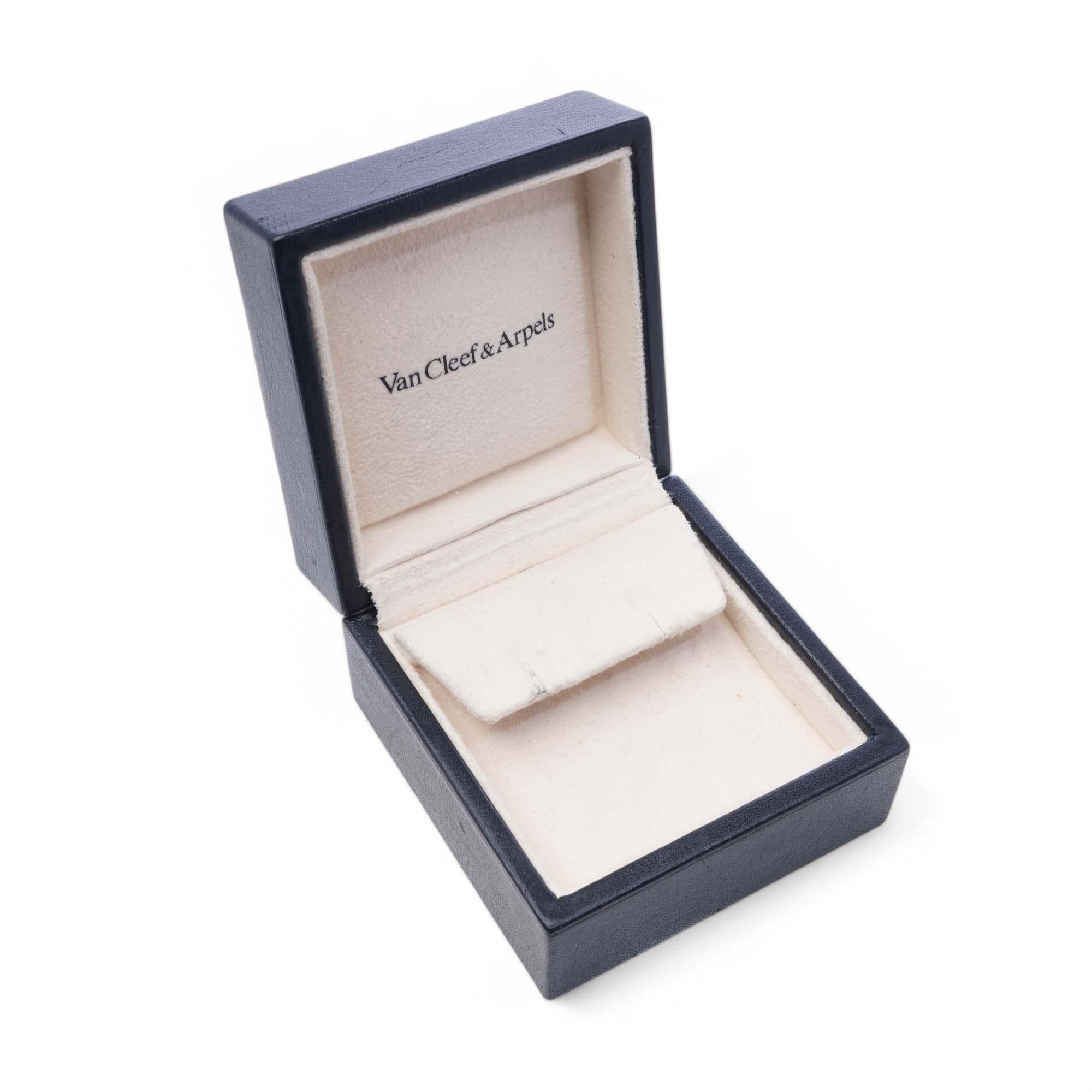 Caja de pendientes Van Cleef & Arpels

Caja cuadrada para pendientes de Van Cleef & Arpels, con interior de terciopelo para guardar los pendientes de forma segura.

-	Material: Exterior de piel, interior de terciopelo
-	Finalidad: Almacenamiento y