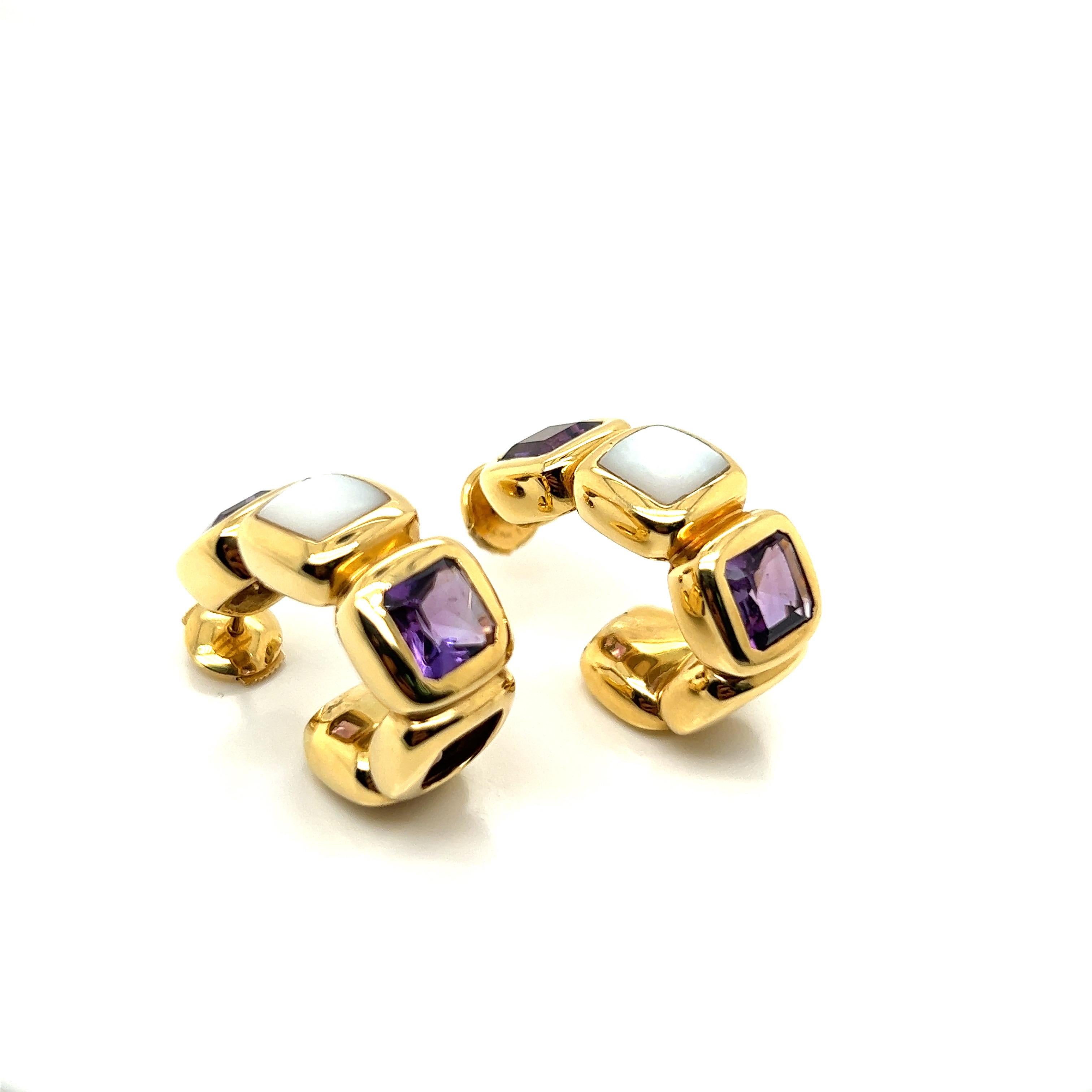 A pair of half-creole earrings 
18K yellow gold with white mother-of-pearl and amethysts. 
Weight: 21,1 grams.
Length: 26 mm.
Width: 10 mm.
Height : 19 mm.