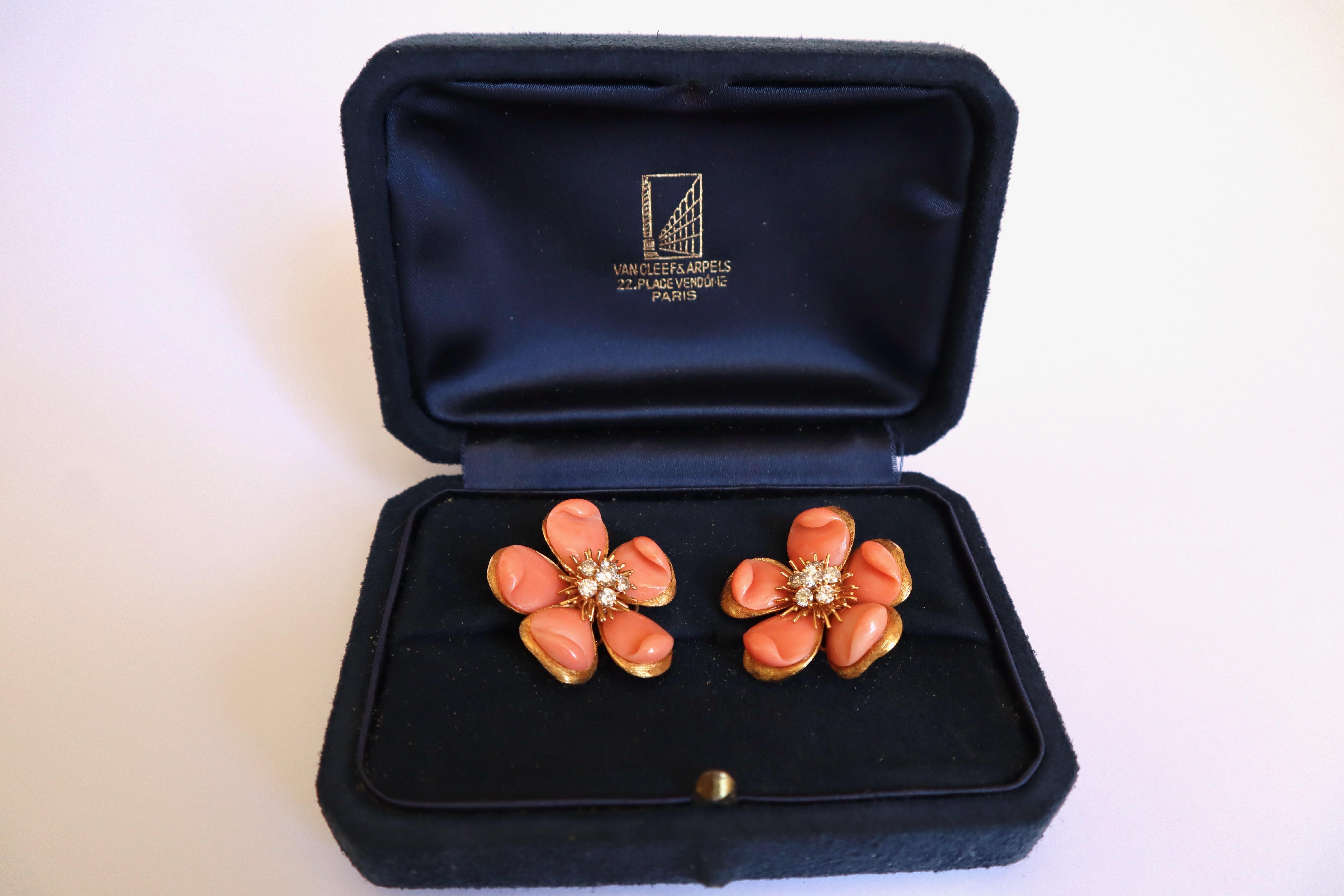 Van Cleef & Arpels Ohrringe Rose De Noel Rosa Koralle Diamanten 18 Kt Gold im Zustand „Gut“ im Angebot in Paris, FR