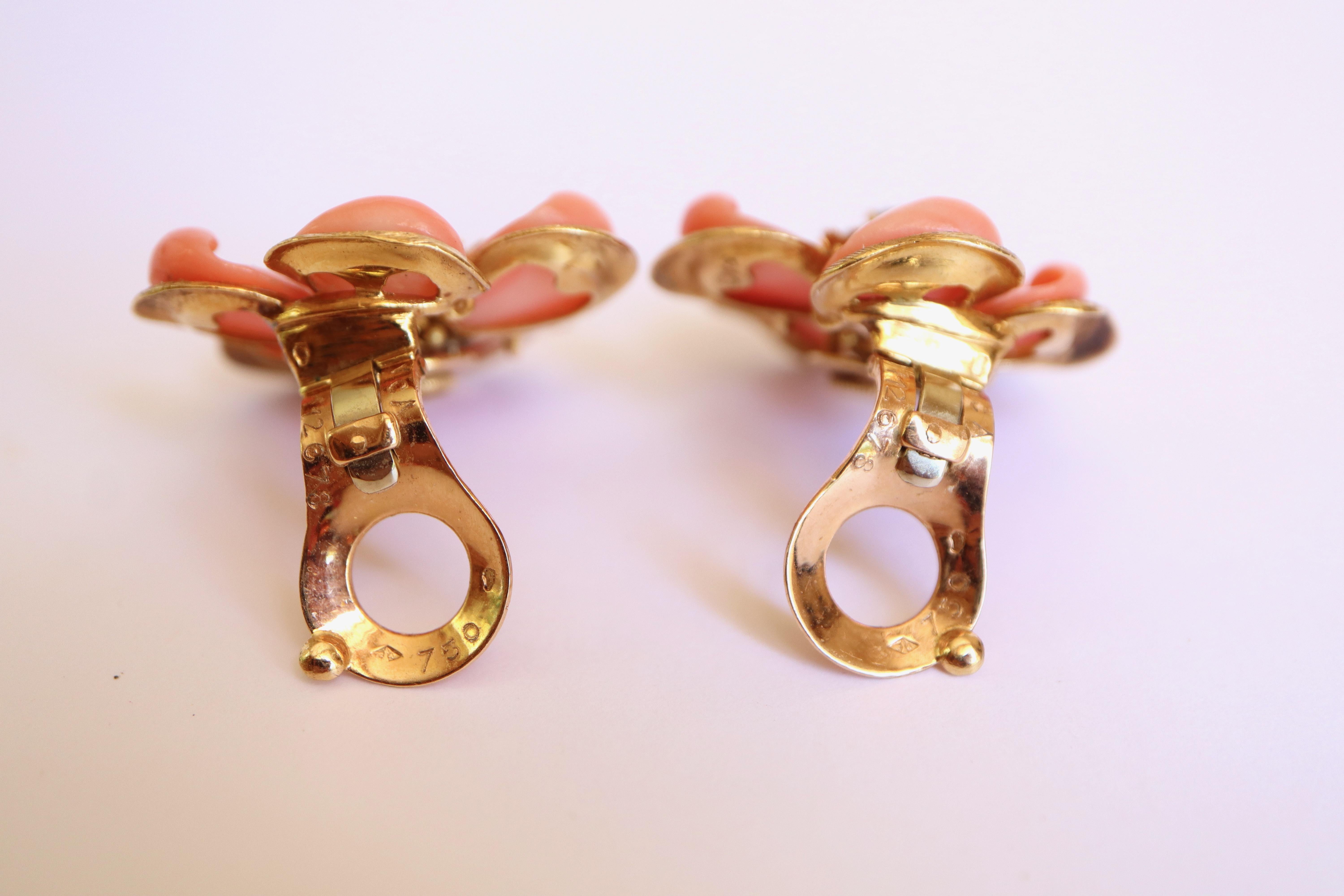 Van Cleef & Arpels Earrings Rose De Noel Pink Coral Diamonds 18 Kt Gold In Good Condition For Sale In Paris, FR