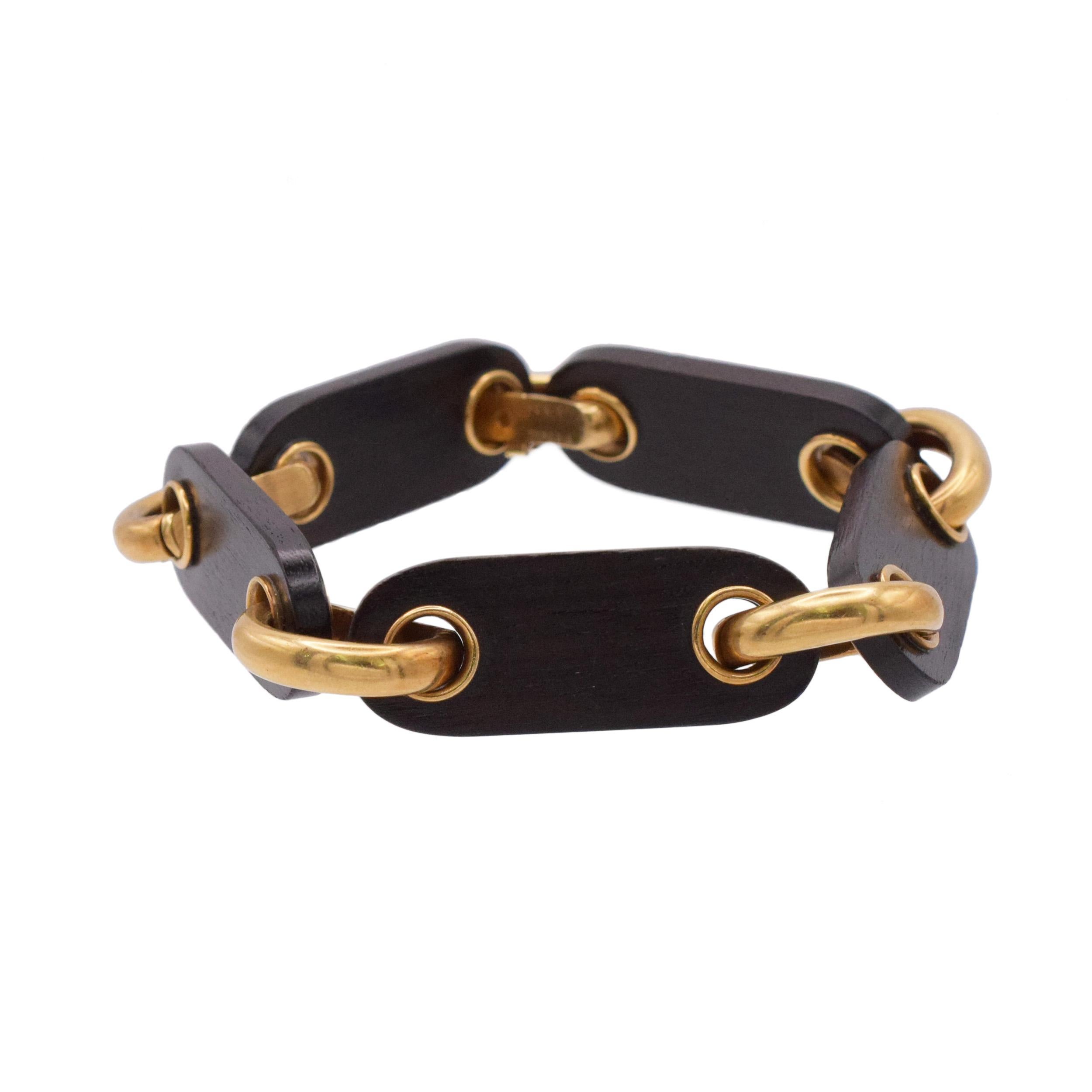 Van Cleef & Arpels Pulsera de madera de ébano y oro de 18 quilates.
La pulsera presenta 5 discos ovales de madera de ébano con incrustaciones de oro, alternados con cinco eslabones de oro de 18 quilates. La pulsera tiene cierre oculto con cierre de