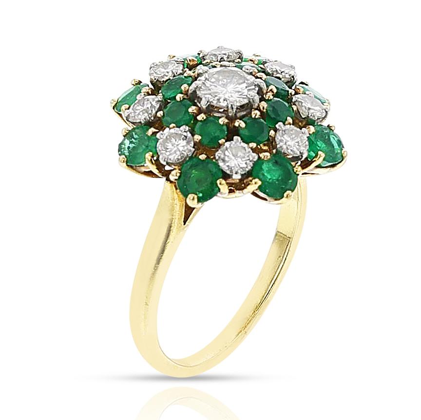 Un anello Van Cleef & Arpels con smeraldo e diamanti in oro giallo 18 carati. Il peso totale dell'anello è di 5,47 grammi. La misura dell'anello è 5,5 US. Il diamante centrale pesa circa 0,40 carati e gli altri diamanti pesano circa 0,48 carati, con