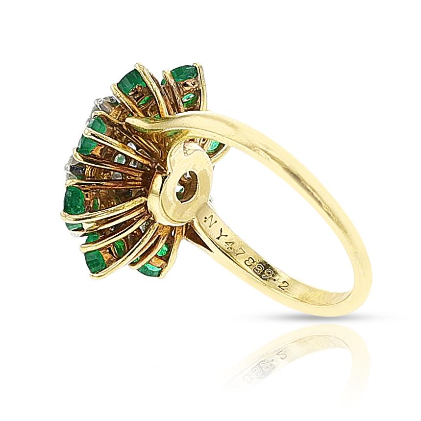 Taglio rotondo Anello Van Cleef & Arpels con smeraldo e diamanti a grappolo, 18 ct. in vendita